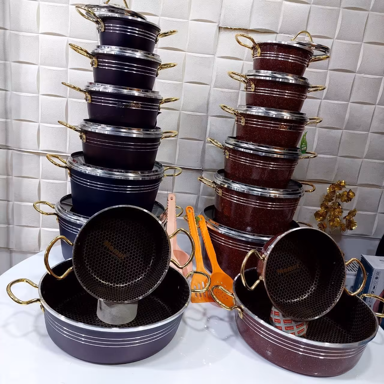 سرویس قابلمه 16 پارچه ماموت دسته طلایی کف زنبوری  با ضمانت نامه داخل سرویس ( 1ساله ) 