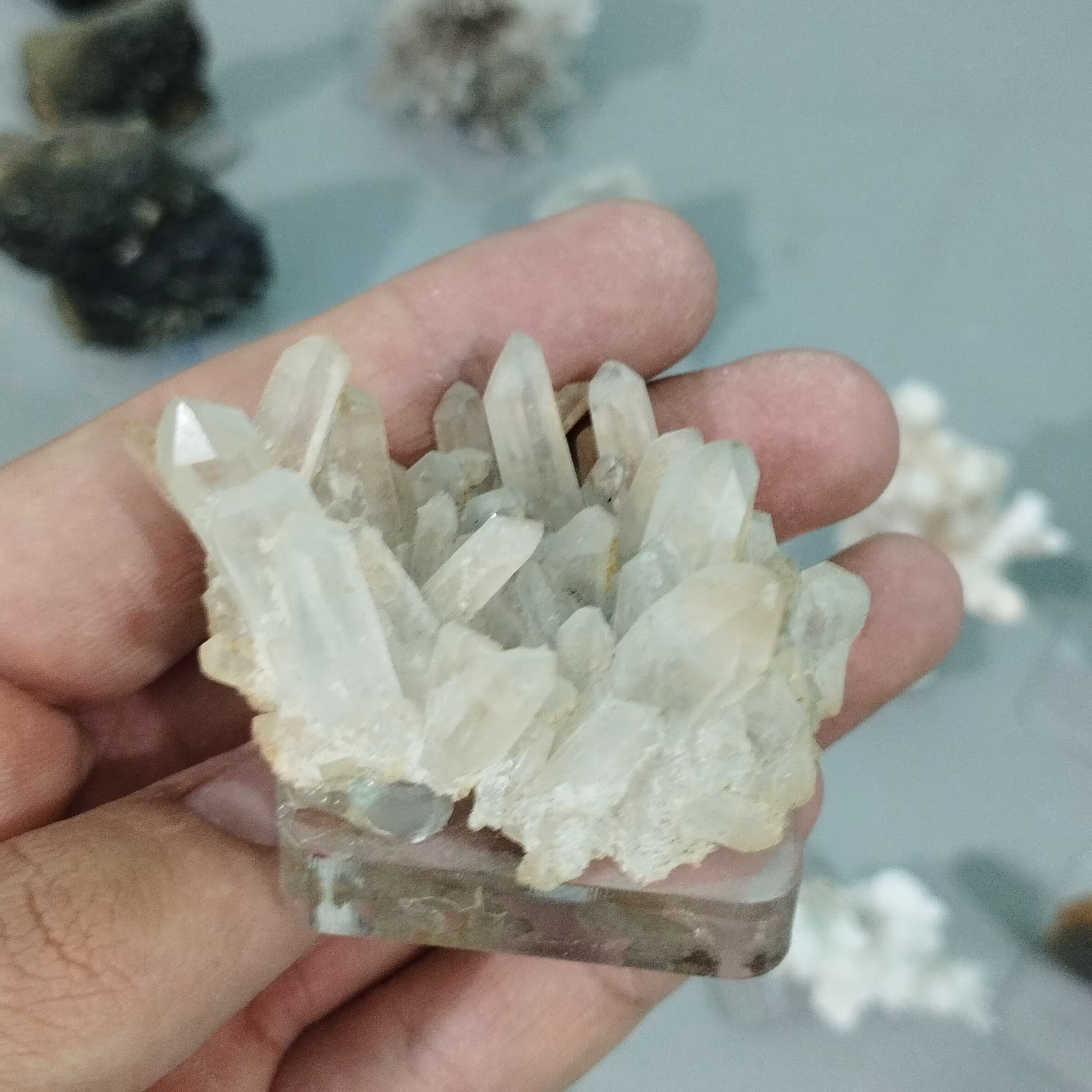 گوهر سنگ کلکسیونی کلاستر کوارتز تجمعی قد 4سانتیمتر پهنا 6سانتیمتر پایه دار 