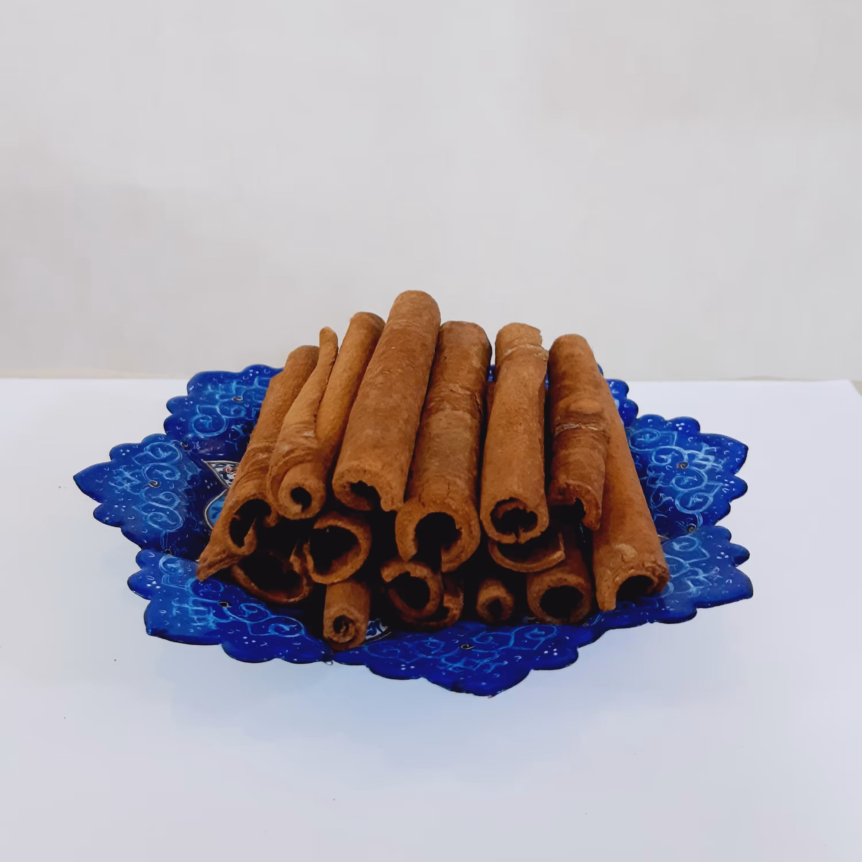 چوب دارچین. دارچین لوله‌ای مخصوص دمنوش با عطر دلنشین