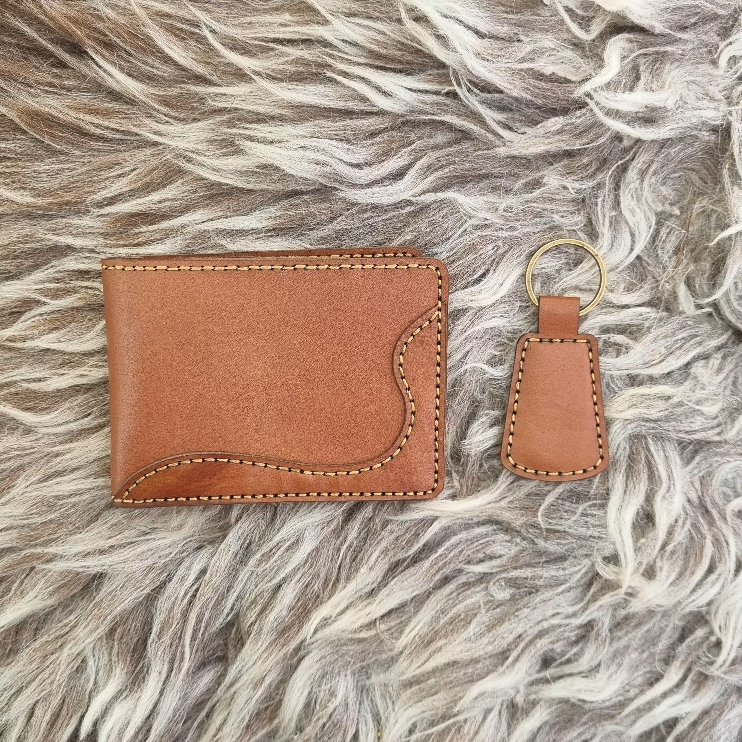 کیف پول چرم جیبی  مردانه به همراه جاکلیدی ست چرم طبیعی  دستدوز کیف جیبی چرم گاوی کیف پول چرم مردانه کیف جیبی مردانه چرم