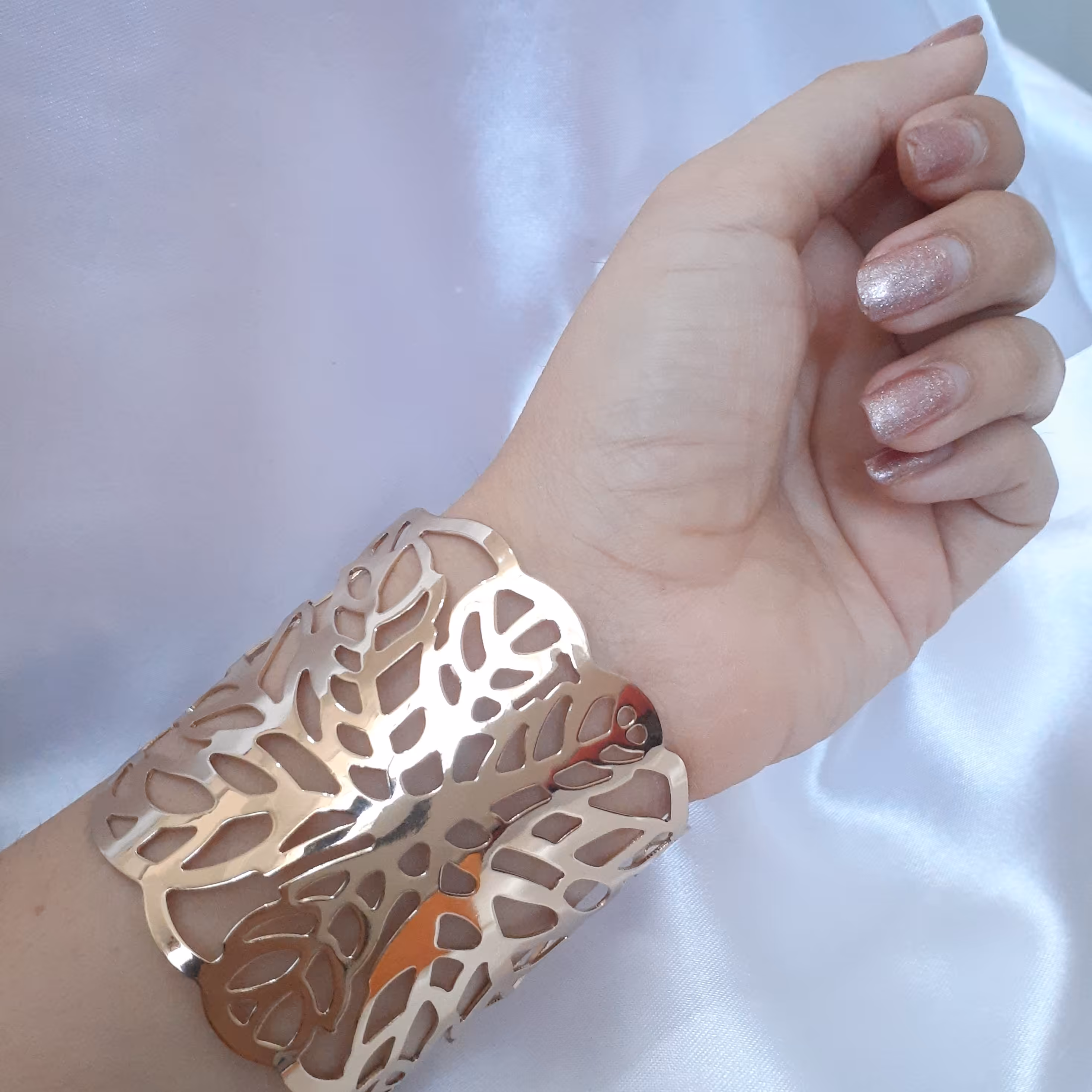 دستبند پهن رنگ طلایی طرح دار ضد حساسیت