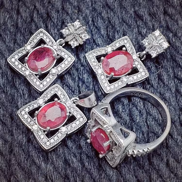 نیم ست یاقوت سرخ اصل و معدنی با پایه نقره و زنجیر نقره