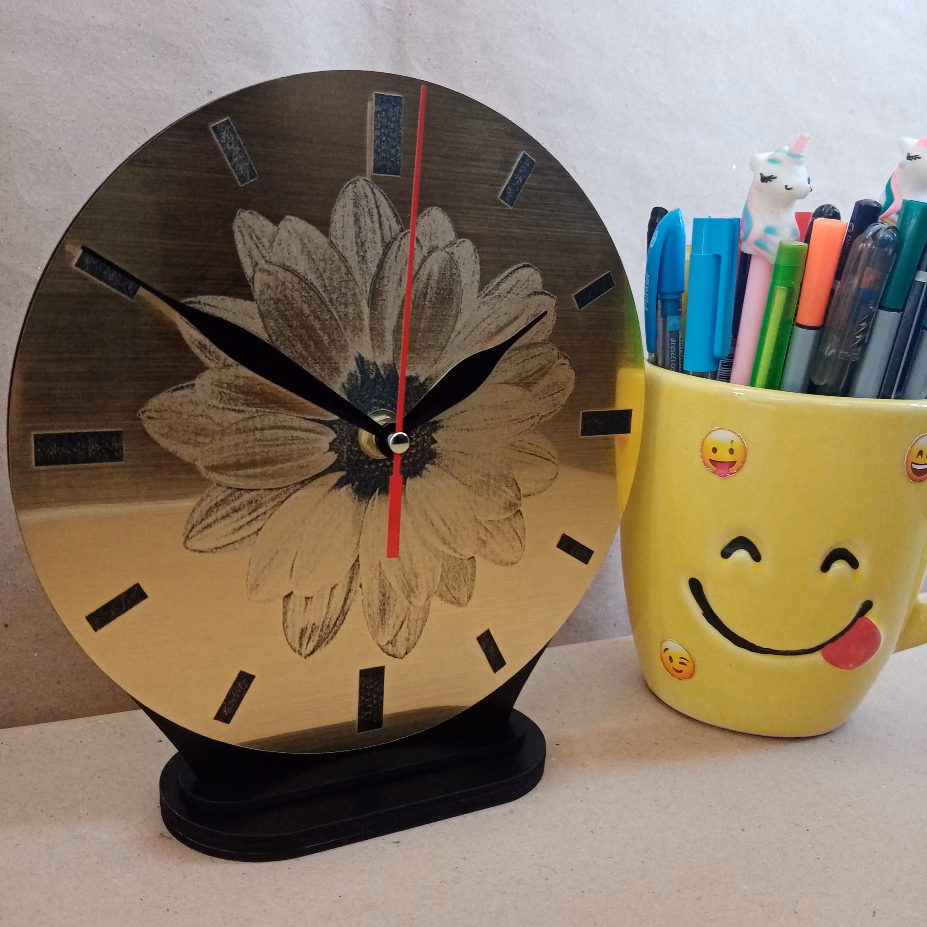 ساعت رومیزی مولتی استایل طلایی خشدار حکاکی لیزری 19 در 20 سانتی