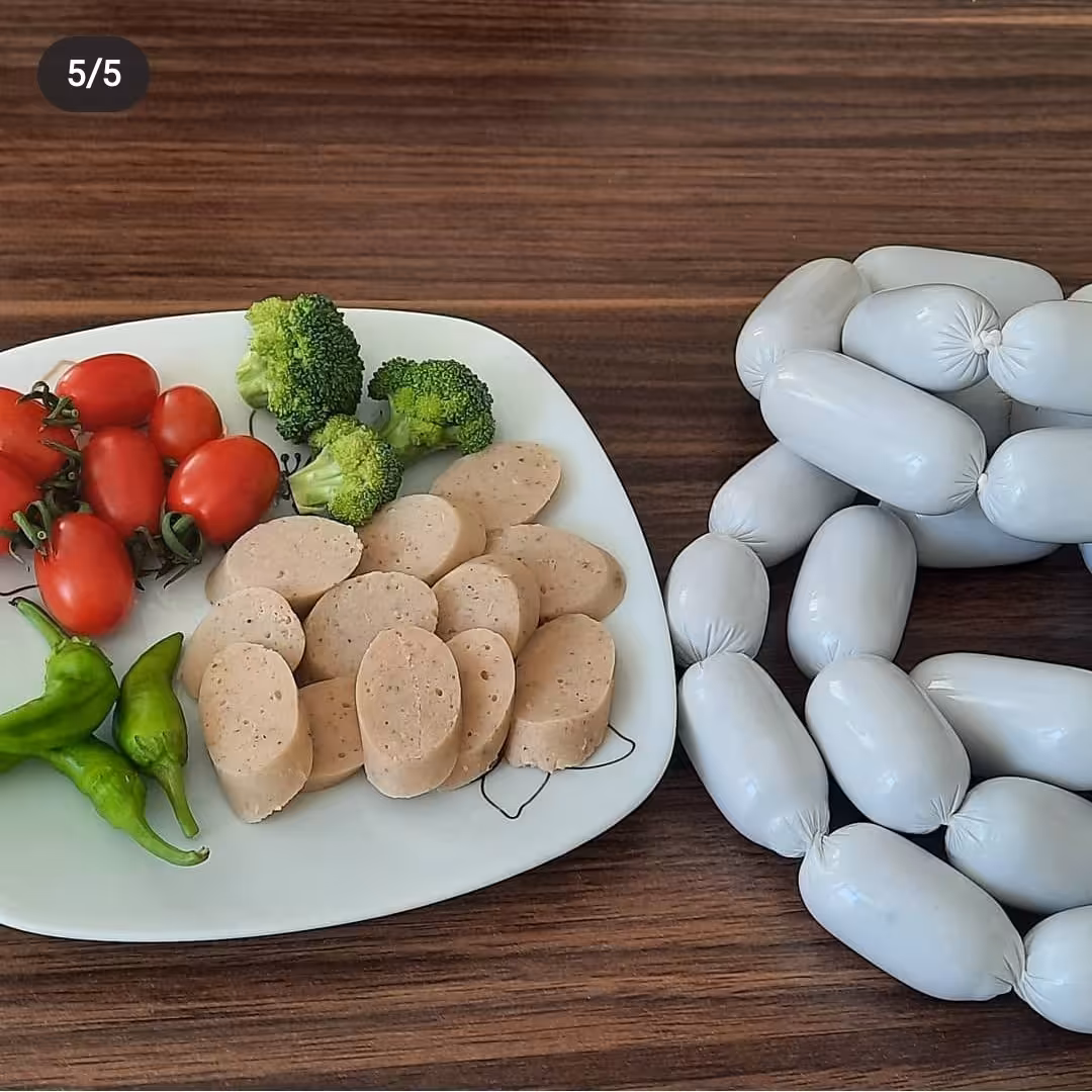 سوسیس خانگی نیم کیلویی    ( پسکرایه هزینه ی ارسال با مشتری)