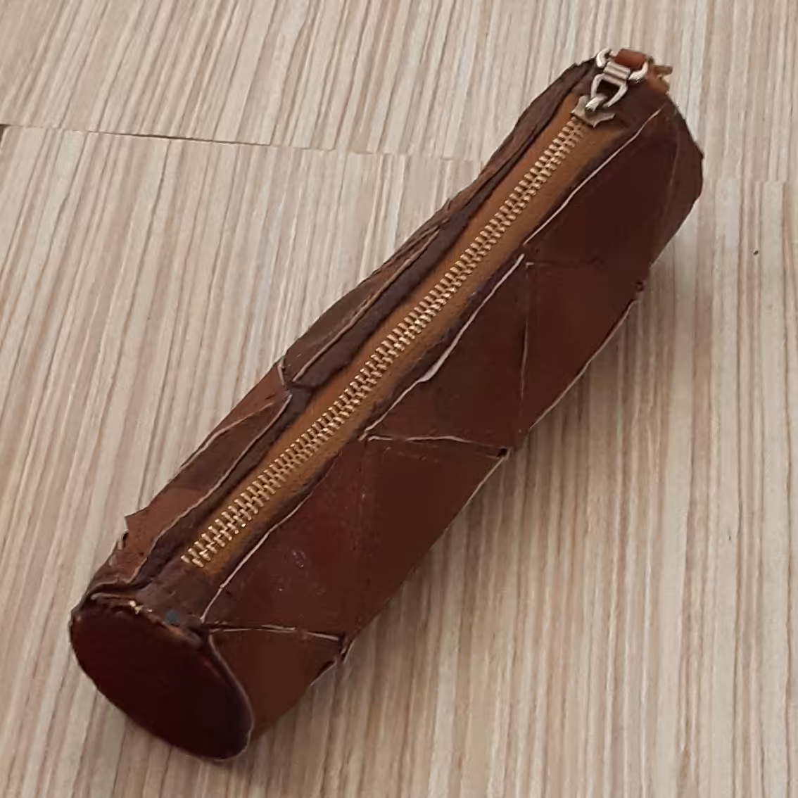 کیف 5 در5در22چرم طبیعی بزتکه دوزی با طبله چوبی دوخته شده باچرخ پینه دوزب قهوه ای رنگ بادرج لوگونام سازنده مناسب جامدادی