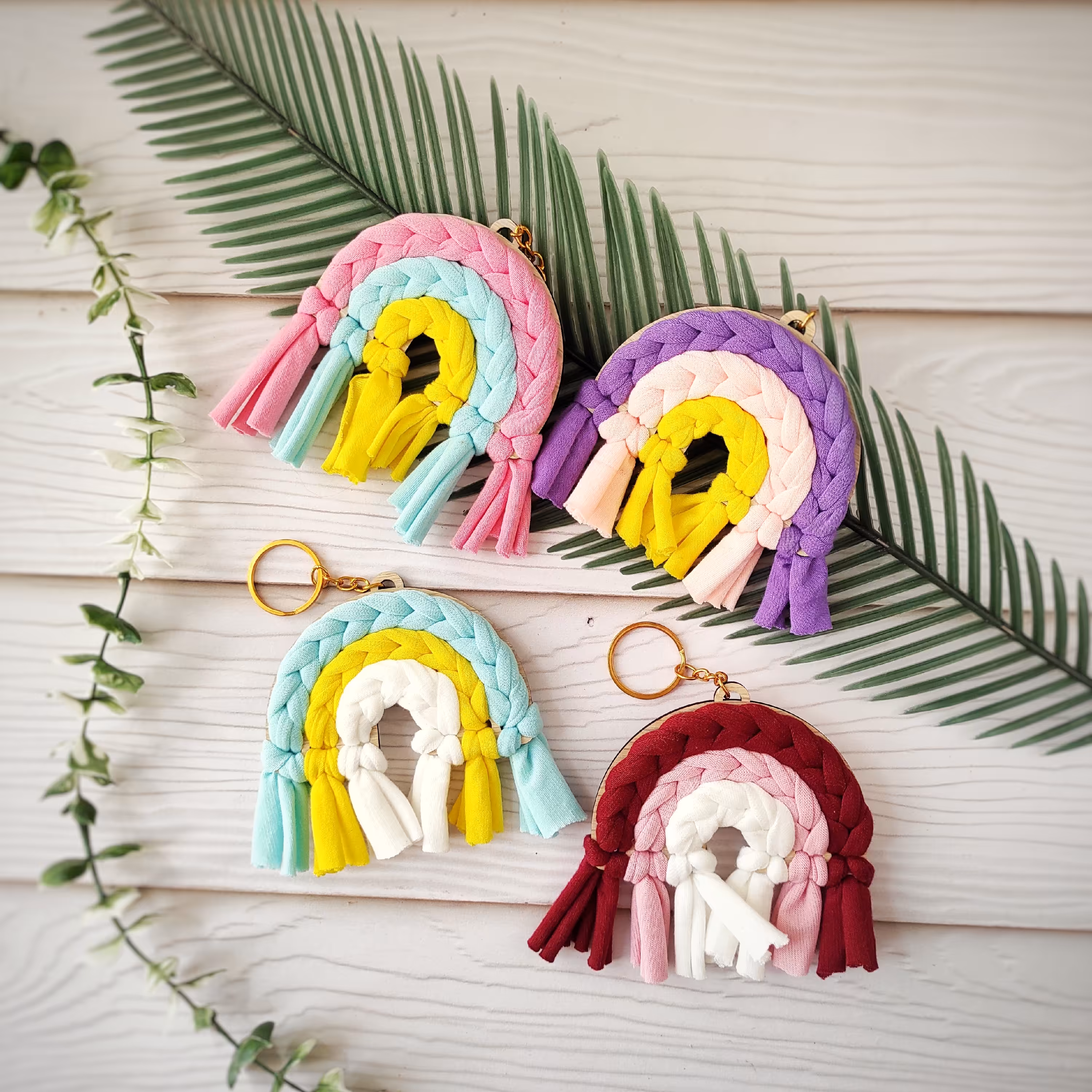 رنگین کمانهای تریکویی انتخابی جذاب و شیک برای استفاده به عنوان آویز کیف. آویز کلید و آویز ماشین