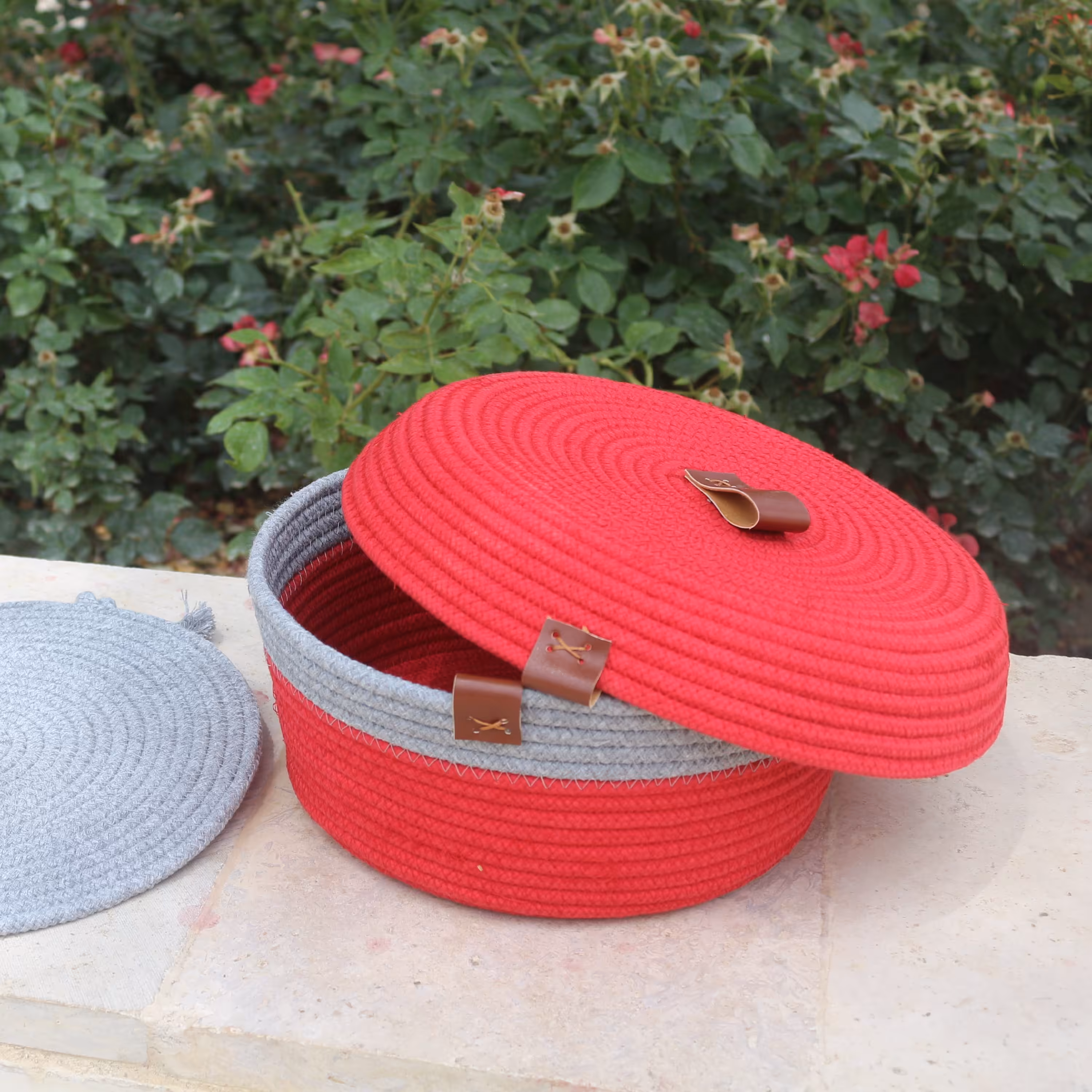 سبد قیطان دوزی نخ پنبه .رنگ بندی کامل موجود میباشد.تو سایز دلخواه دوخته میشه