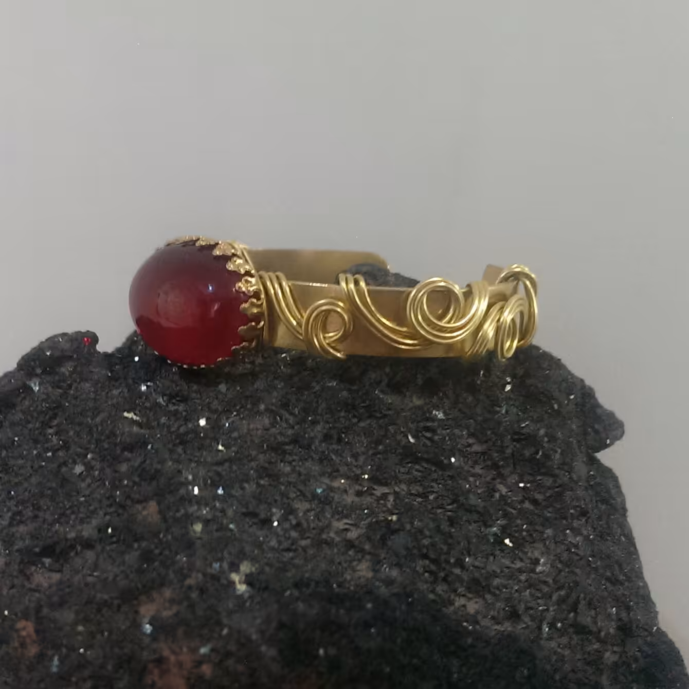 دستبند مفتولی ازجنس برنج با سنگ یاقوتی