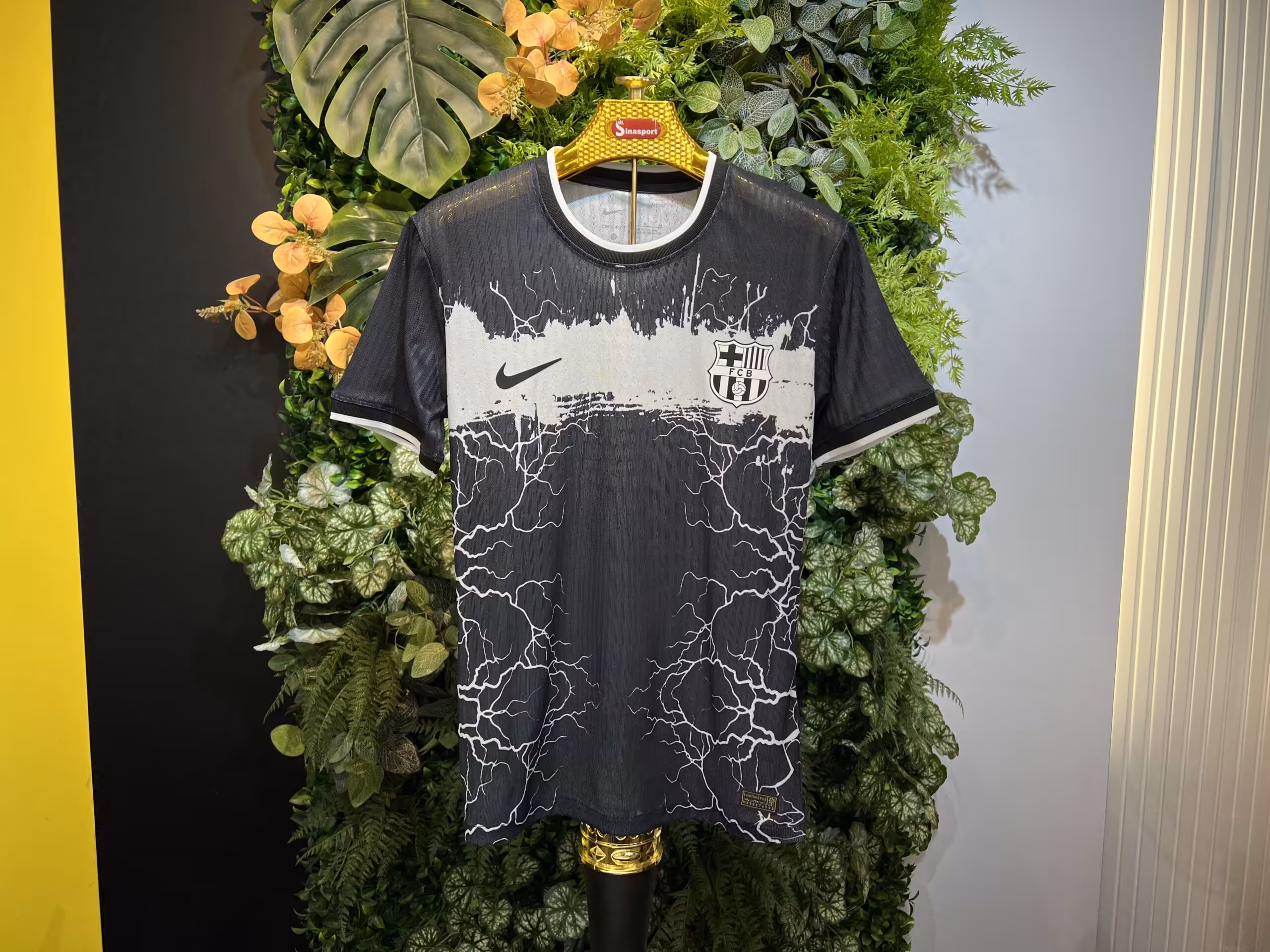 کیت پیش مسابقه رعد و برقی بارسلونا 2026-2025 ورژن پلیر (بازیکن)