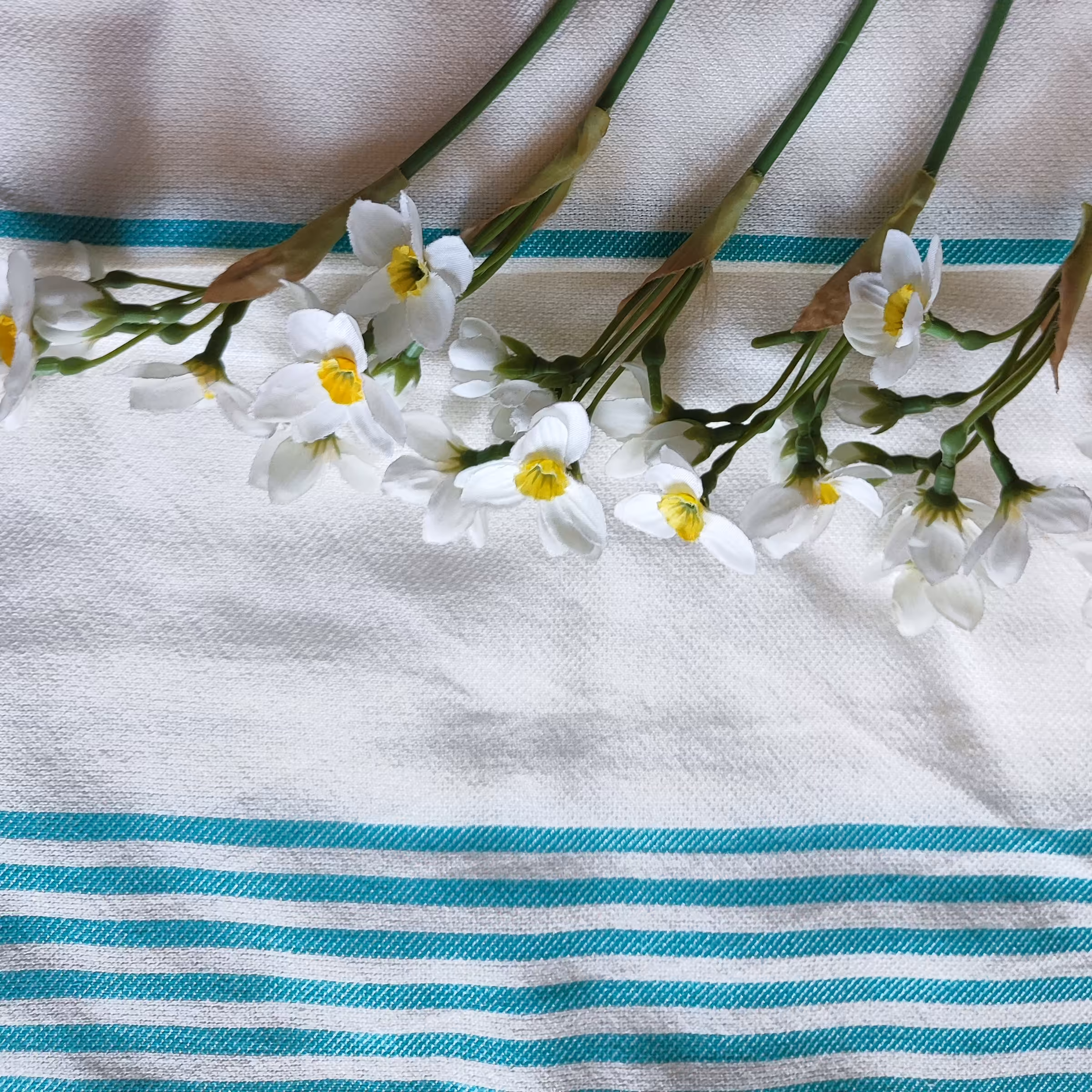 رفقای عزیز این محصولات 2 کاره هستن.
هم روتختی تابستانه محسوب میشن هم به عنوان شمد قابل استفاده هستند.
هم برای مسافرت 