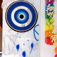 تابلو آینه ای چشم نظر ابریشم بافت (میخ و نخ)در اندازه 30 سانت با پر و مروارید