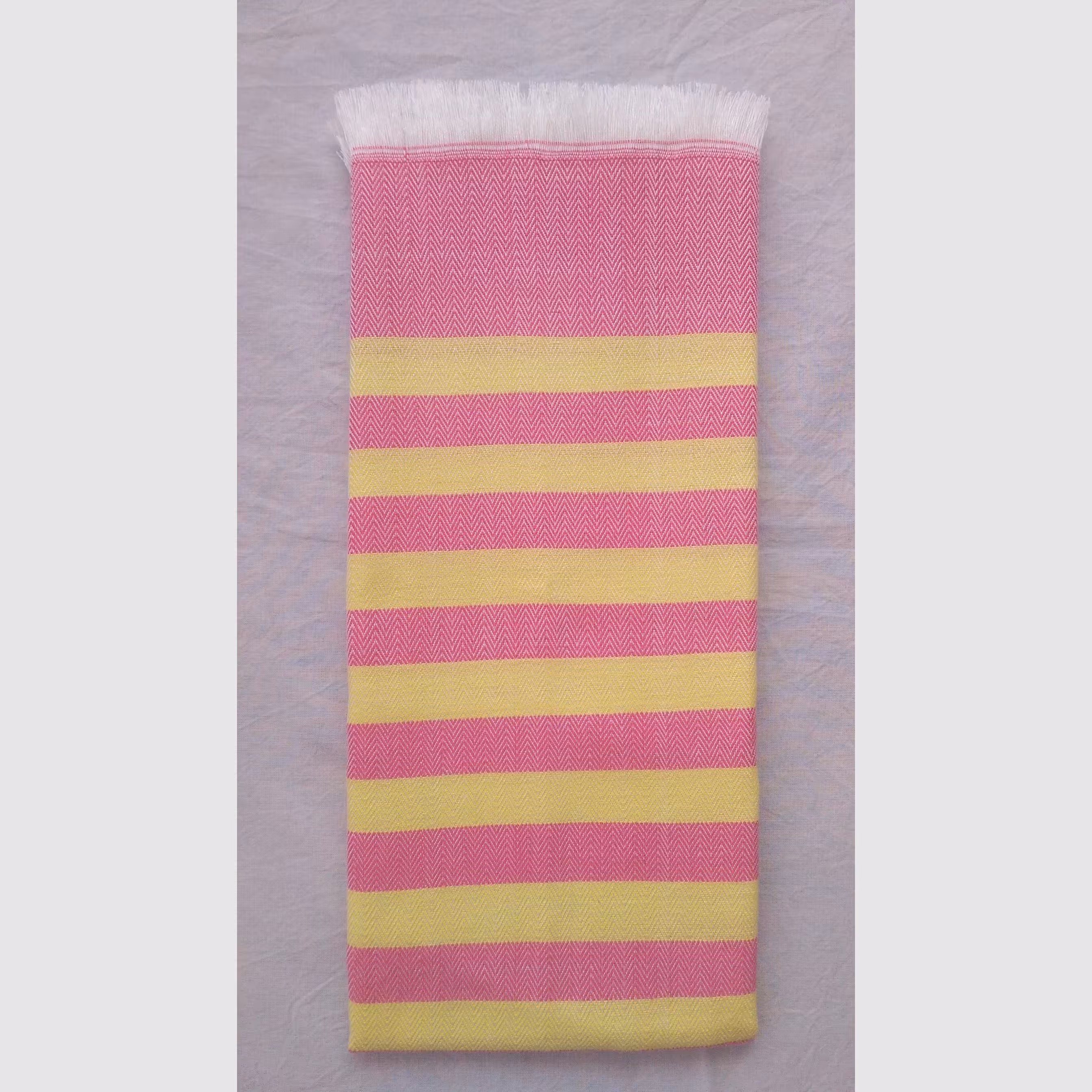 حوله دستباف دست و صورت راه راه صورتی با خطوط زرد و بدون حاشیه