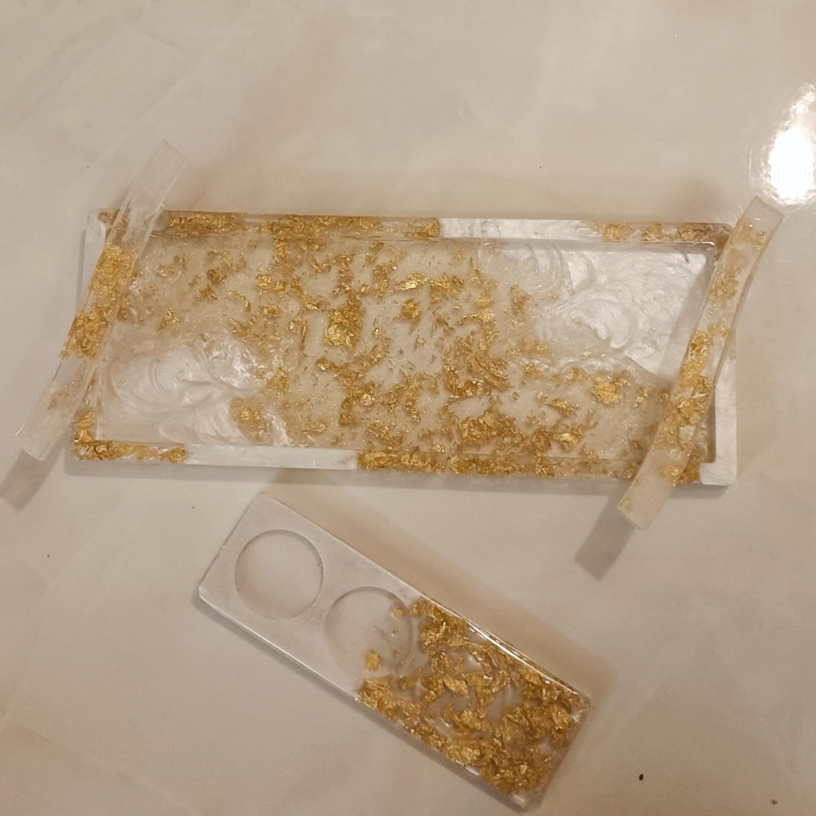 سینی رولت خوری در طرح ها و رنگ های متنوع ،دسته و پایه رزینی ، دسته برنجی و بدون پایه نیز موجود است