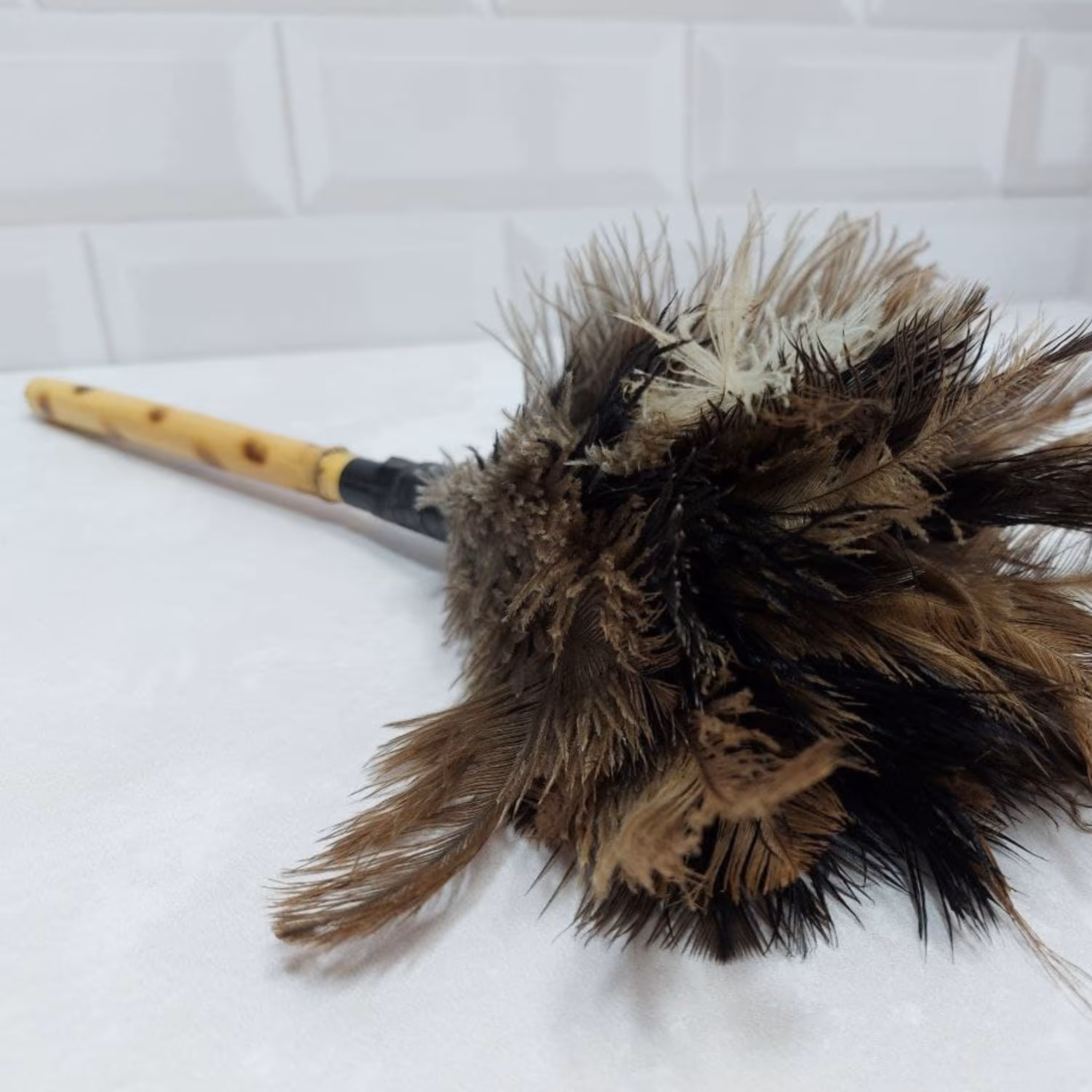 گردگیر پر کوچک تهیه شده از پر شترمرغ و نی 