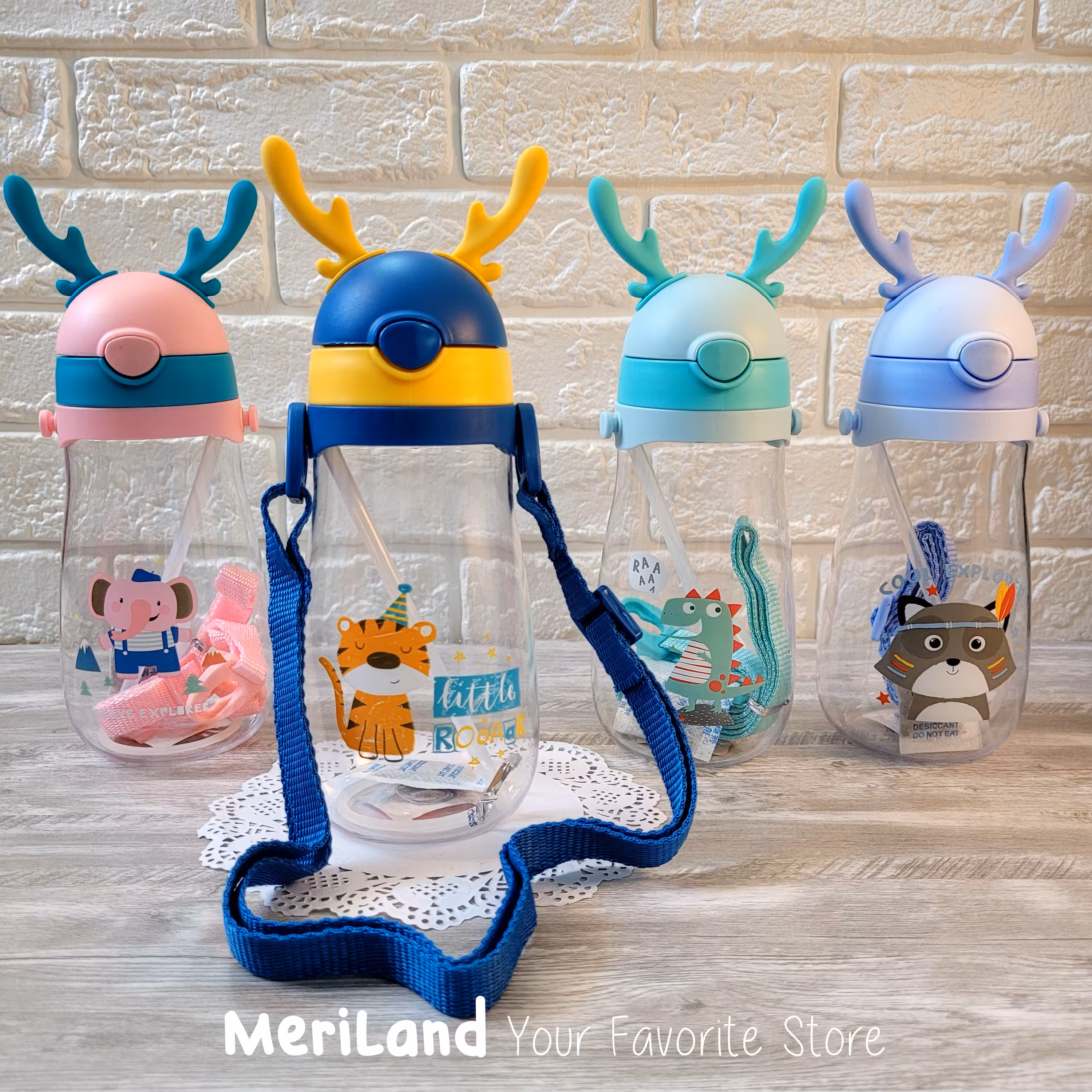 قمقمه کودک عروسکی اکرولیک مدل گوزن شاخدار  نی دار به همراه بند رودوشی با گنجایش 0.58 لیتر