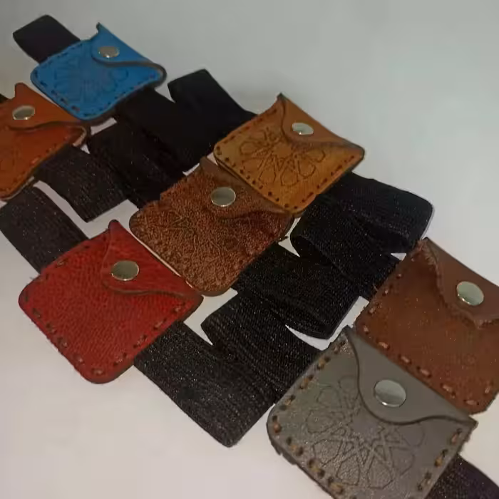 بازوبند چرم طبیعی دکمه دار دست دوز