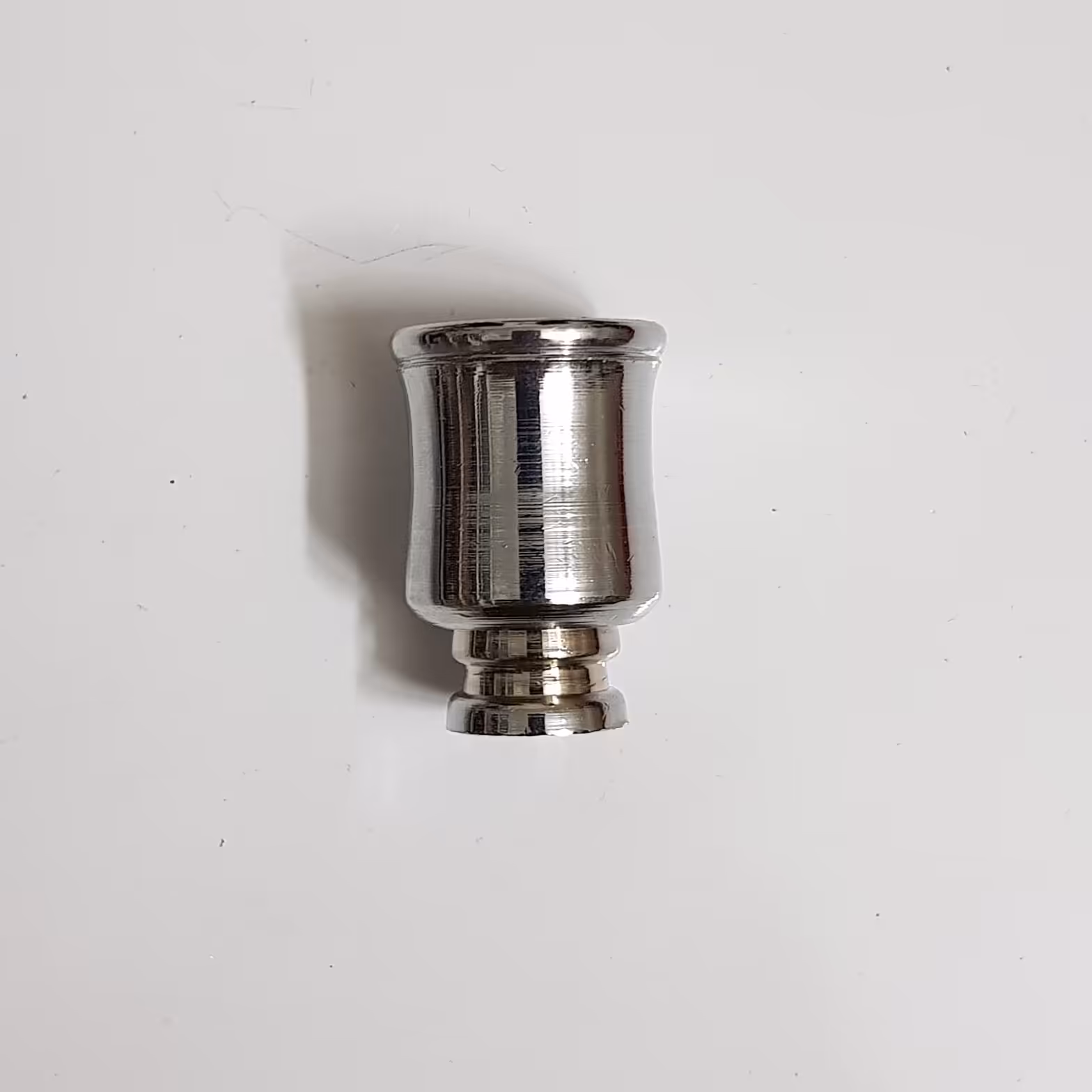 پایه شمع برنجی رنگ نقره ای
سایز 2.5 در 4 سانتی متر
قابل نصب روی ظروف رزینی