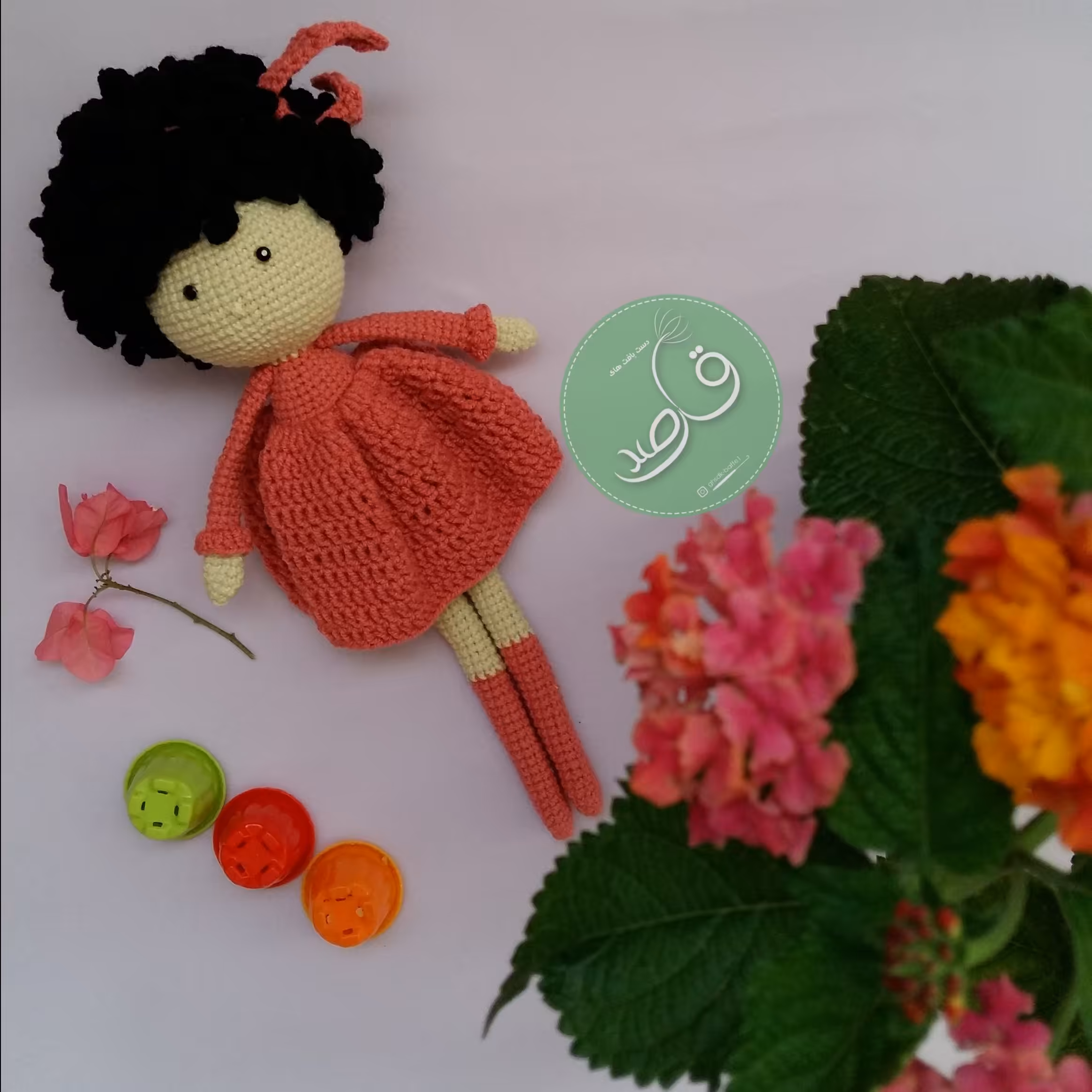 عروسک دست بافت دخترک مو فرفری