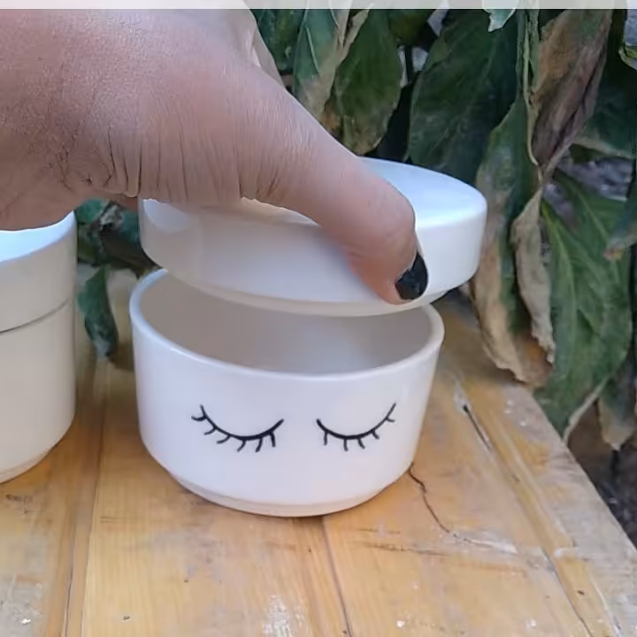 بانکه   سرامیکی      مناسب ‌انواع‌تنقلات‌که‌داخلش‌بریزیم