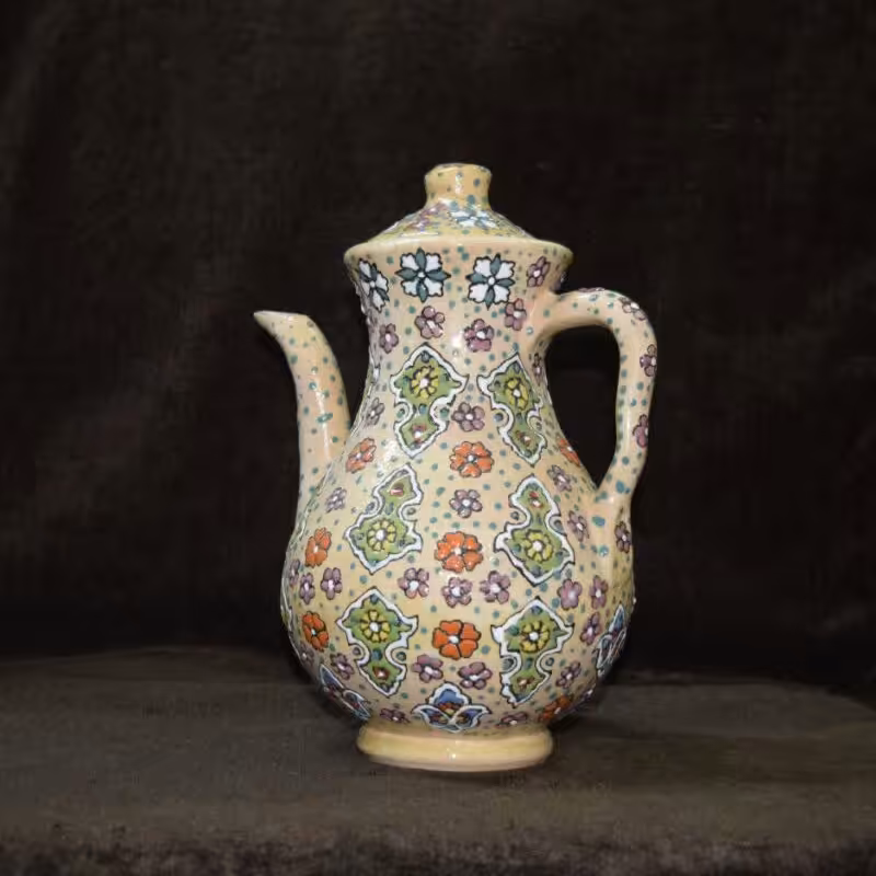 قوری بلند.رنگ کرم .طرح میناکاری.ارتفاع 23سانت .کوررفته.لعابداره