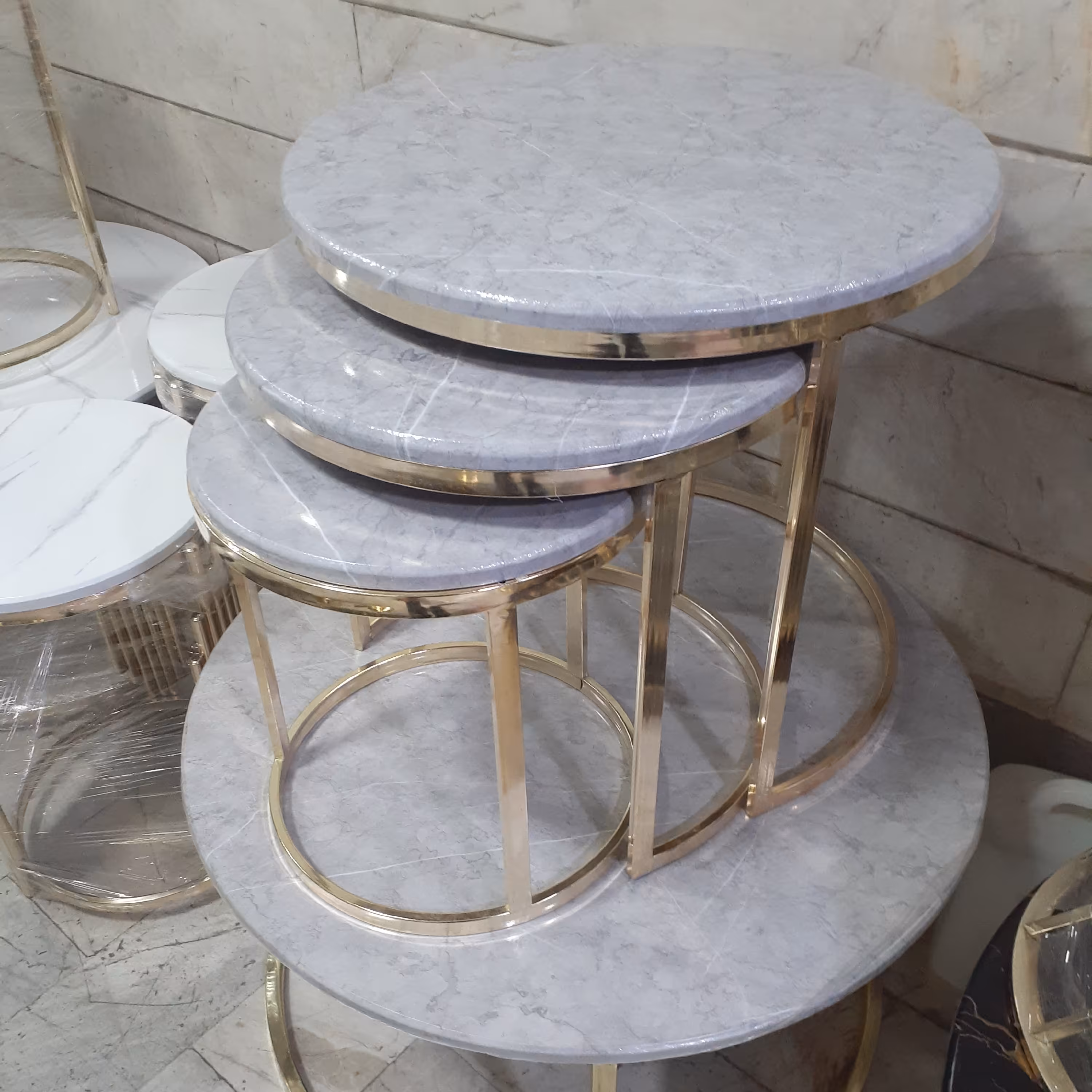 جلومبلی با سه عسلی فلزی کمجا صفحه ام دی اف رنگ بندی دارد (ارسال با باربری و پس کرایه میباشد )