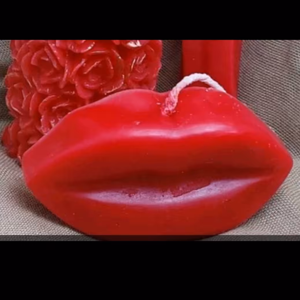 قالب سیلیکونی لب و بوسه ابعاد هر خانه 11در5سانت با ارتفاع4ونیم س مخصوص ژله تک نفره  و صابون های ارکانیک 