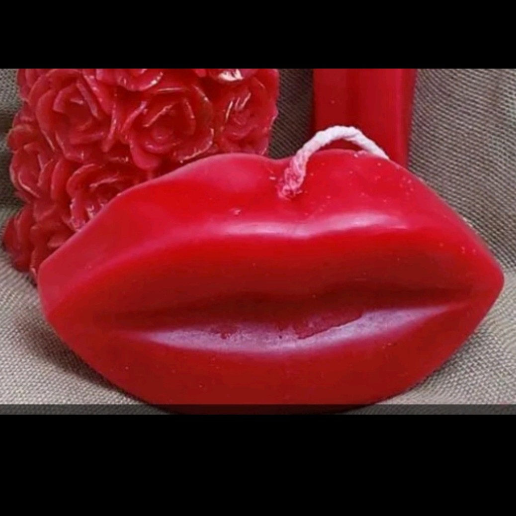 قالب سیلیکونی لب و بوسه ابعاد هر خانه 11در5سانت با ارتفاع4ونیم س مخصوص ژله تک نفره  و صابون های ارکانیک