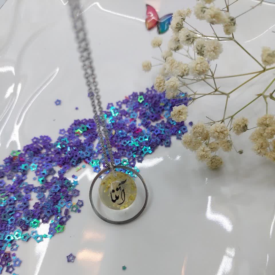 گردنی گوی رزینی همراه با گل طبیعی