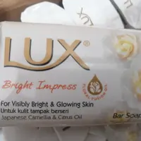 صابون لوکس  bright impress  اورجینال  80 گرمی  سفید عمده 24 عدد به بالا   دارای روغن همجوشی گل  کامیلیا ژاپنی 