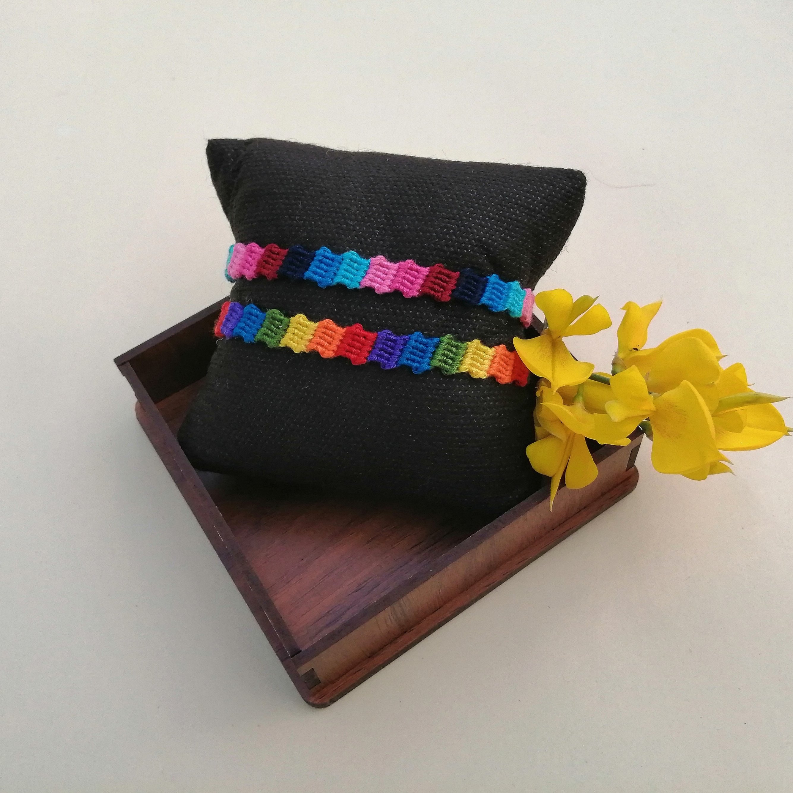 دستبند دوستی بافته شده بانخ اعلاء در طرح ها و رنگهای متنوع