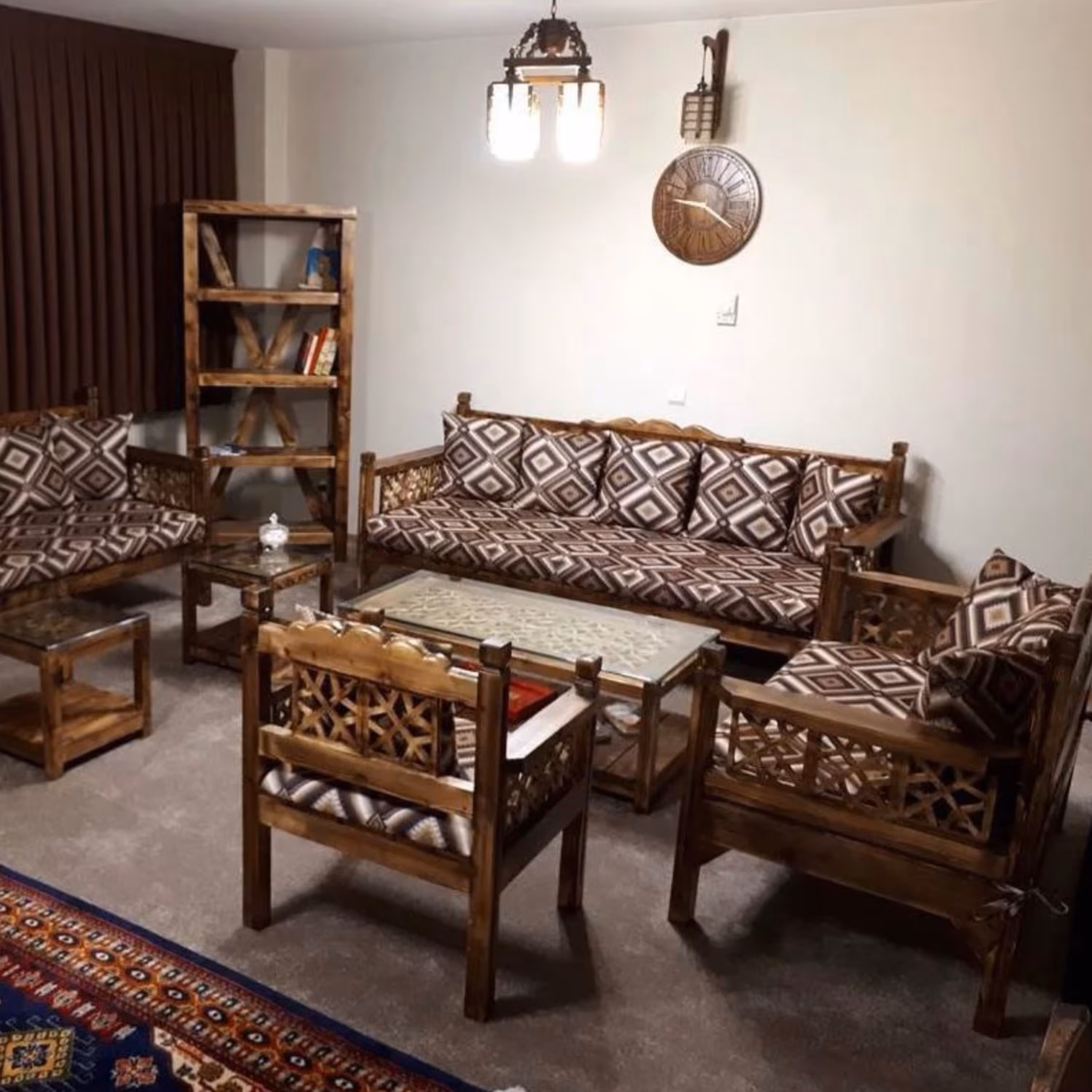 تخت سنتی چوبی..