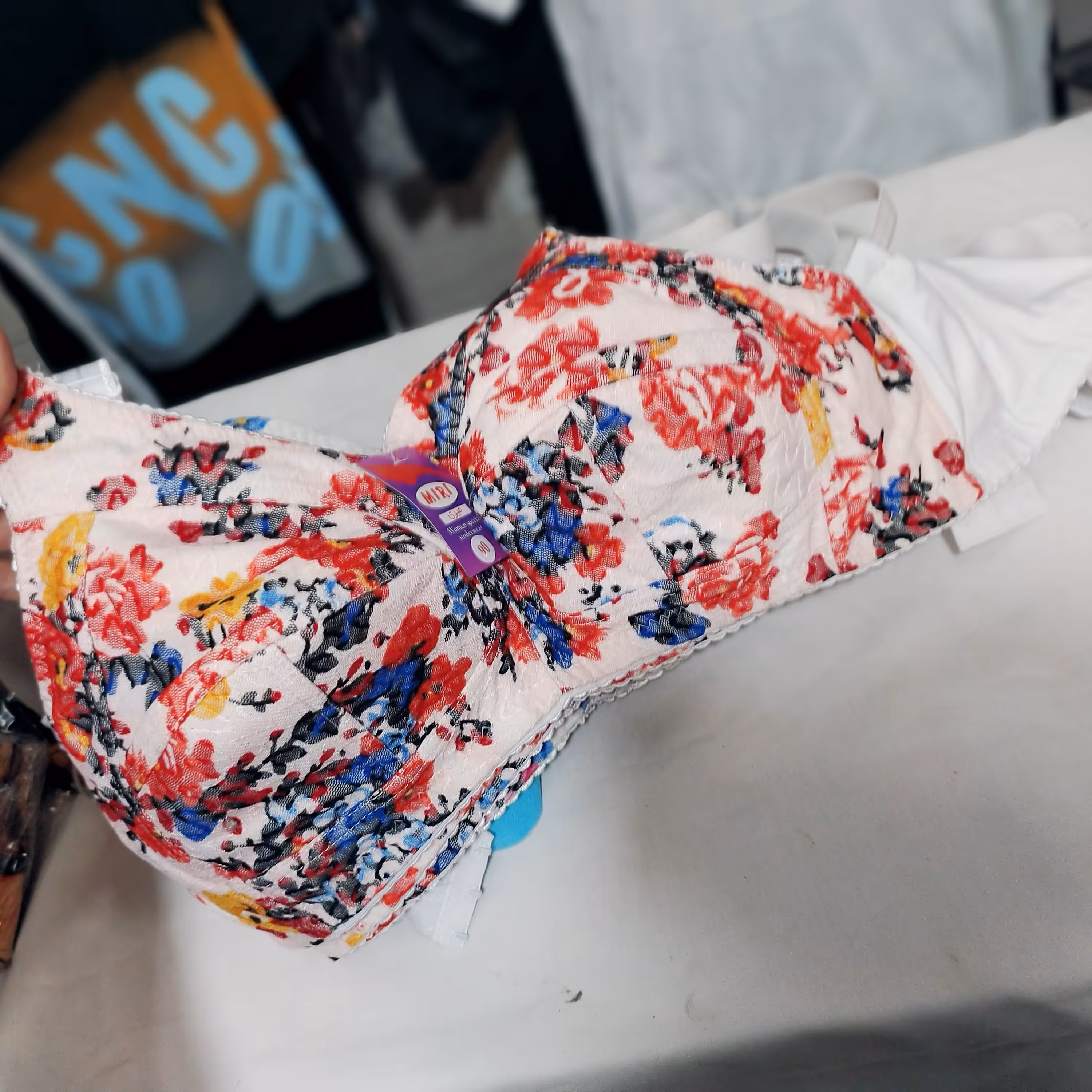 سوتین مادامی اصل آبرنگی با کیفیت بالا تمام نخ داخل تیترون کش سرشونه فوق پهن و کش تنه سه سانتی می باشد با دوام بالا 