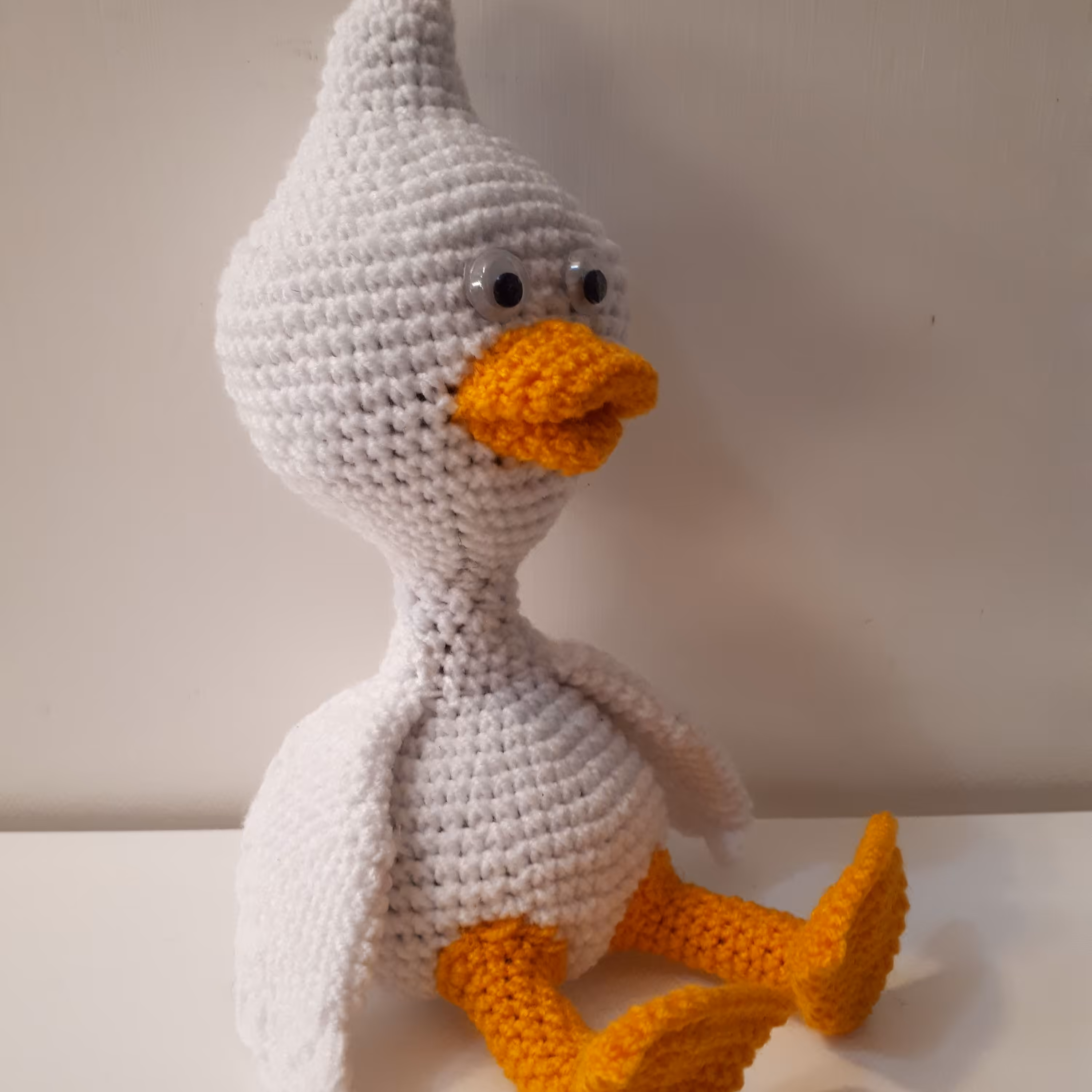 عروسک غاز گردن دراز قلاب بافی با 22 سانتی متر قد در حالت نشسته