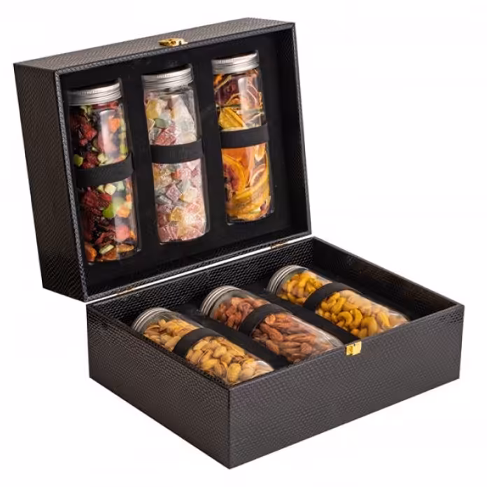 جعبه پذیرایی چرم پر از آجیل بادام هندی و پسته اکبری 