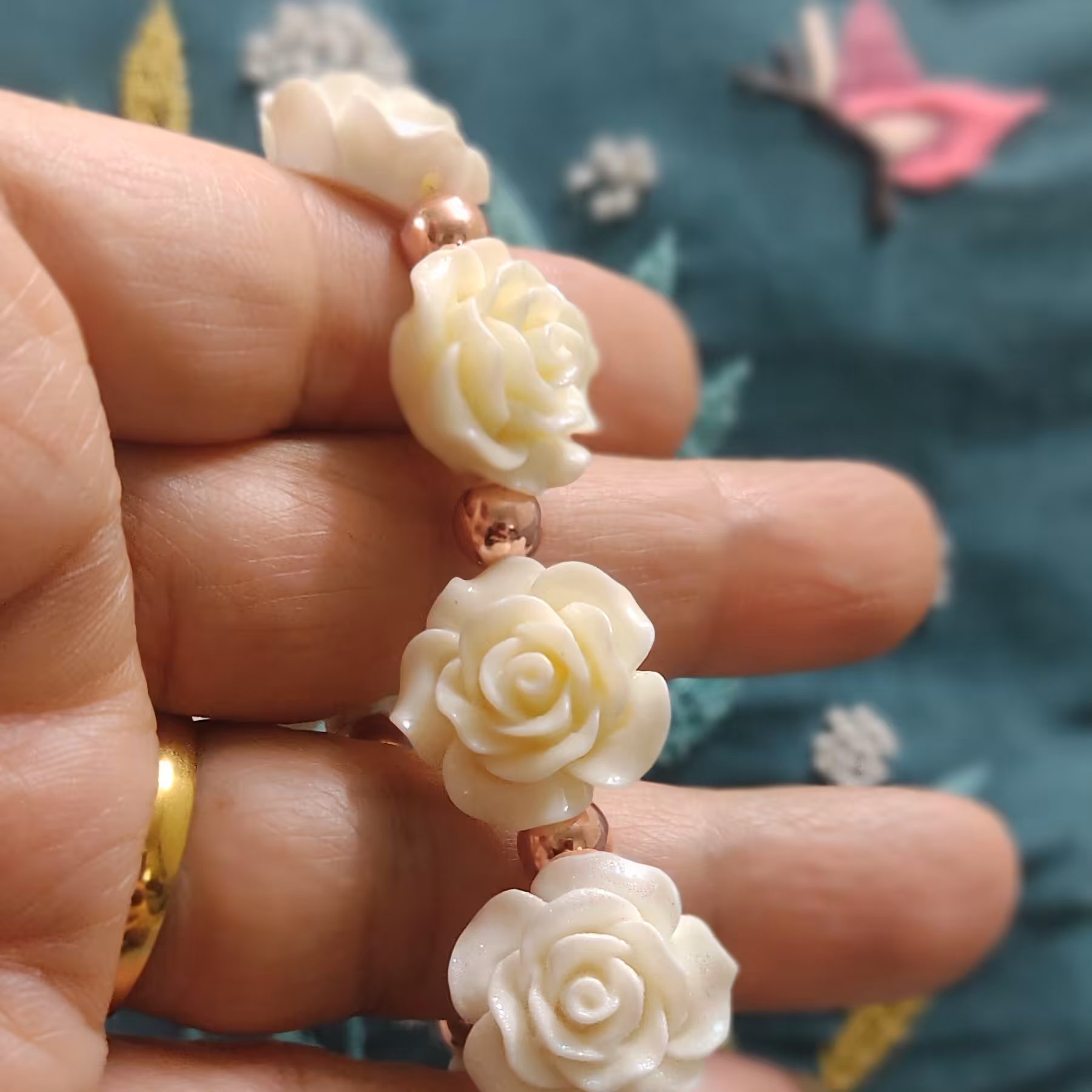 دستبندگل رز سفید فیمواز جنس سرامیکی وبراق که بسیار محکمه و به راحتی نمی شکنند کشی قابل تنظیم در نگ های سفید گل بهی