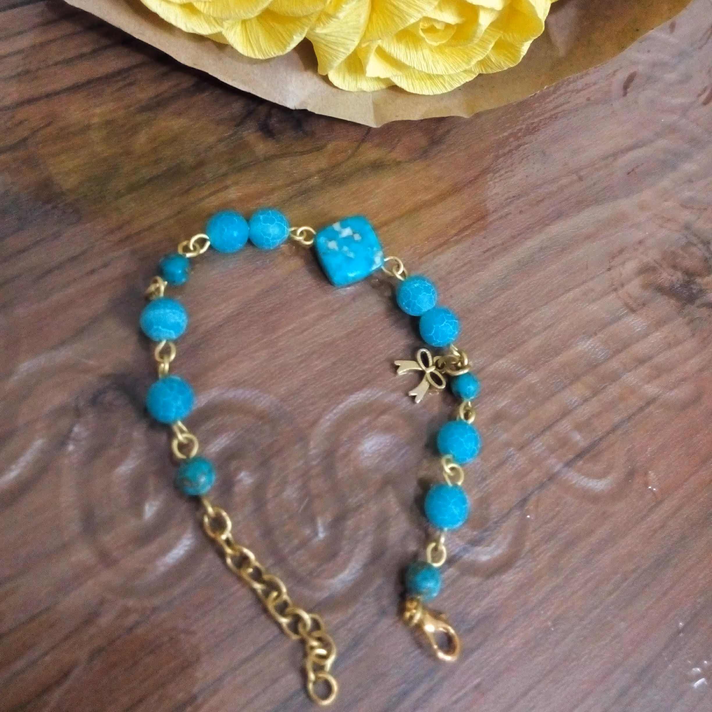 دستبند دست ساز فیروزه تبتی و سنگ آتشفشانی