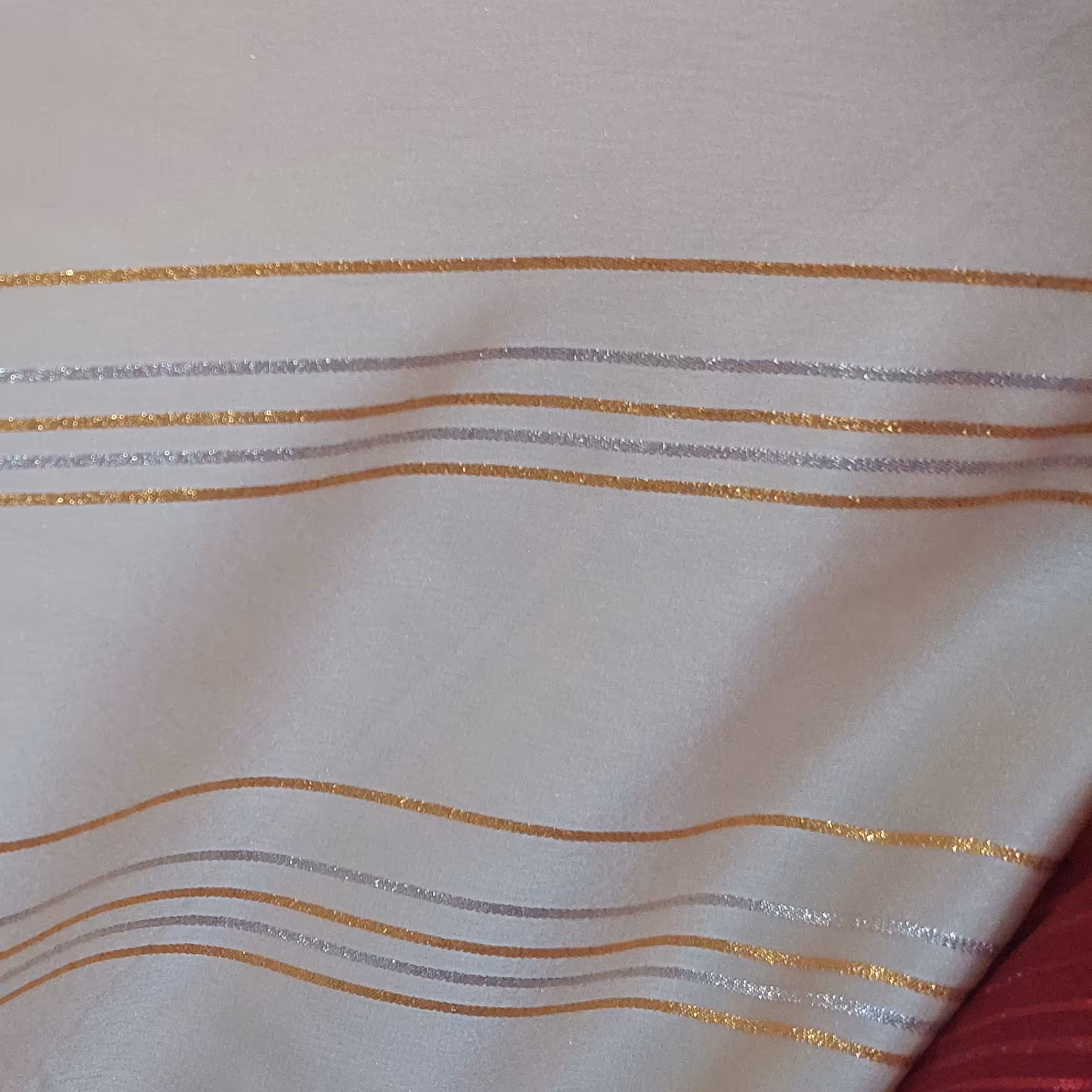 پارچه کرپ حریر  خط طلایی