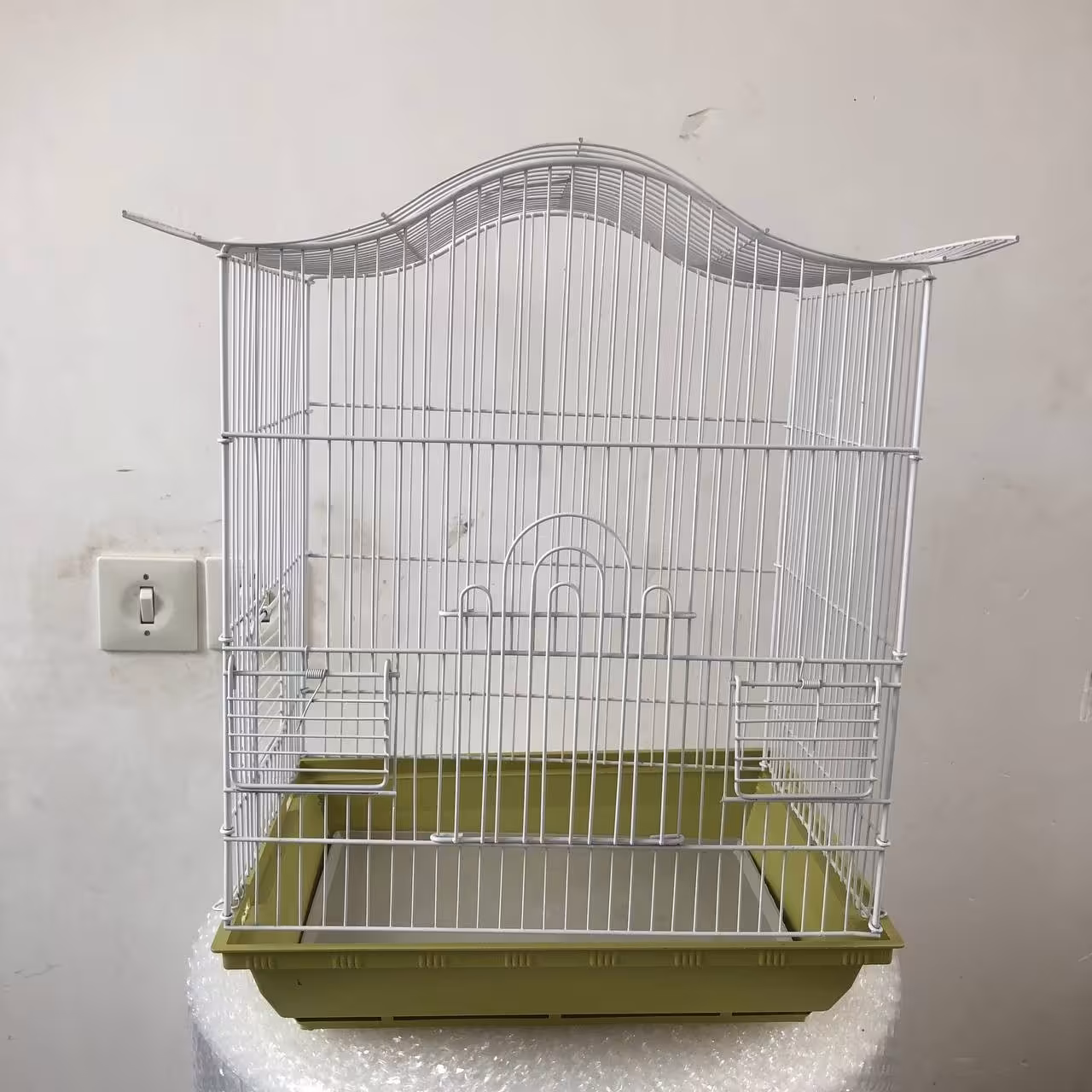 قفس مسافرتی فانتزی پرنده دارای چوب نشیمن دو ظرف غذا دارای درب اضافه مناسب پرندگان کوچک جسه