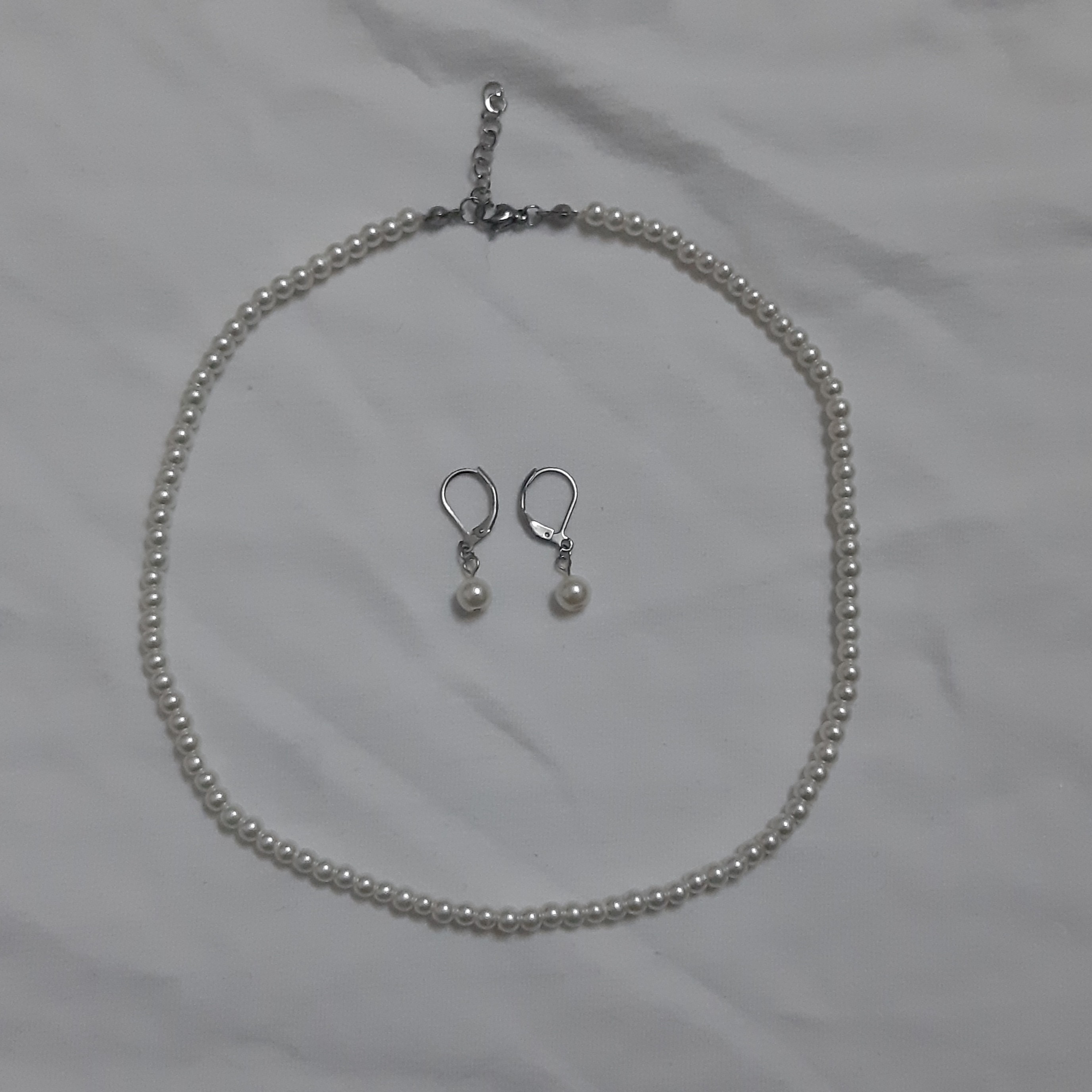 نیم ست گردنبند و گوشواره  مروارید سنگی سفید و یا شیری سایز 3 با قفل استیل رنگ ثابت