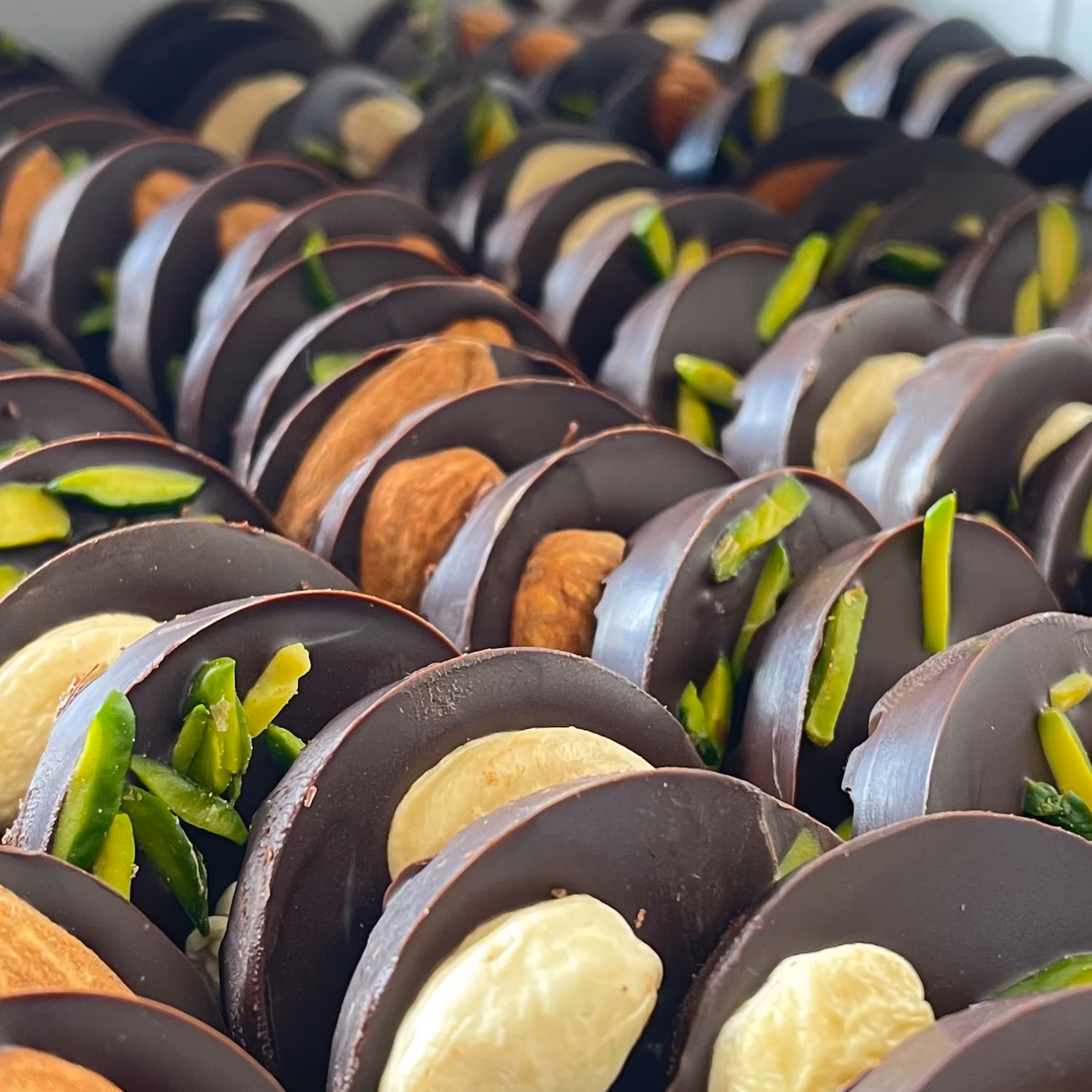 شکلات آجیلی شیرین