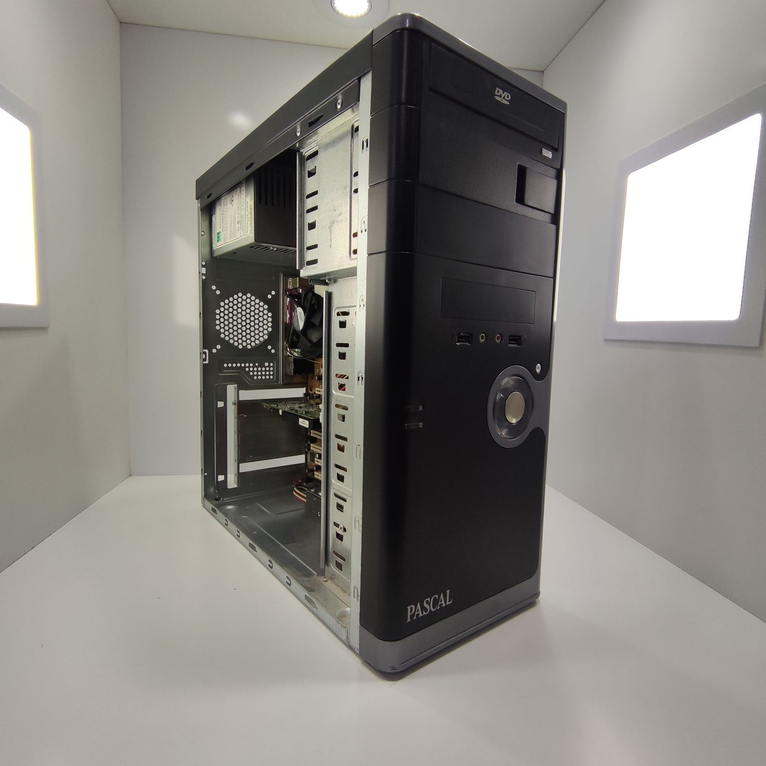 کیس با گرافیک 2 گیگ DDR5 اجرای GEAR 5