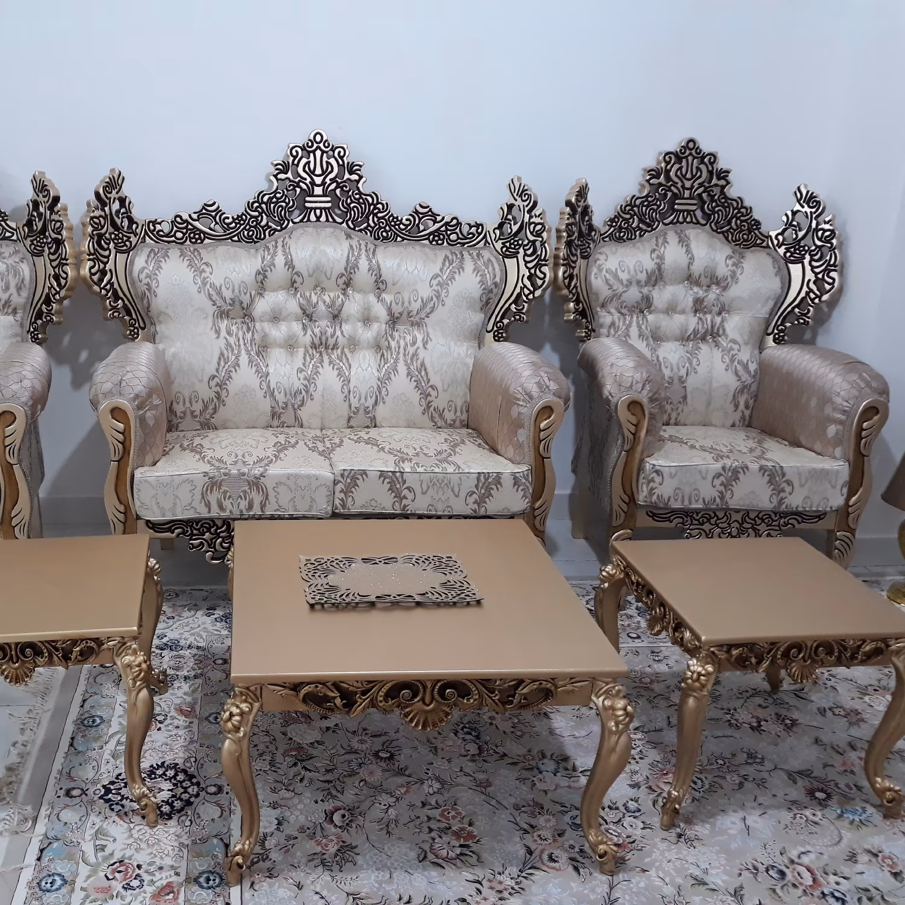 مبل سلطنتی همراه با میز و دو عدد عسلی