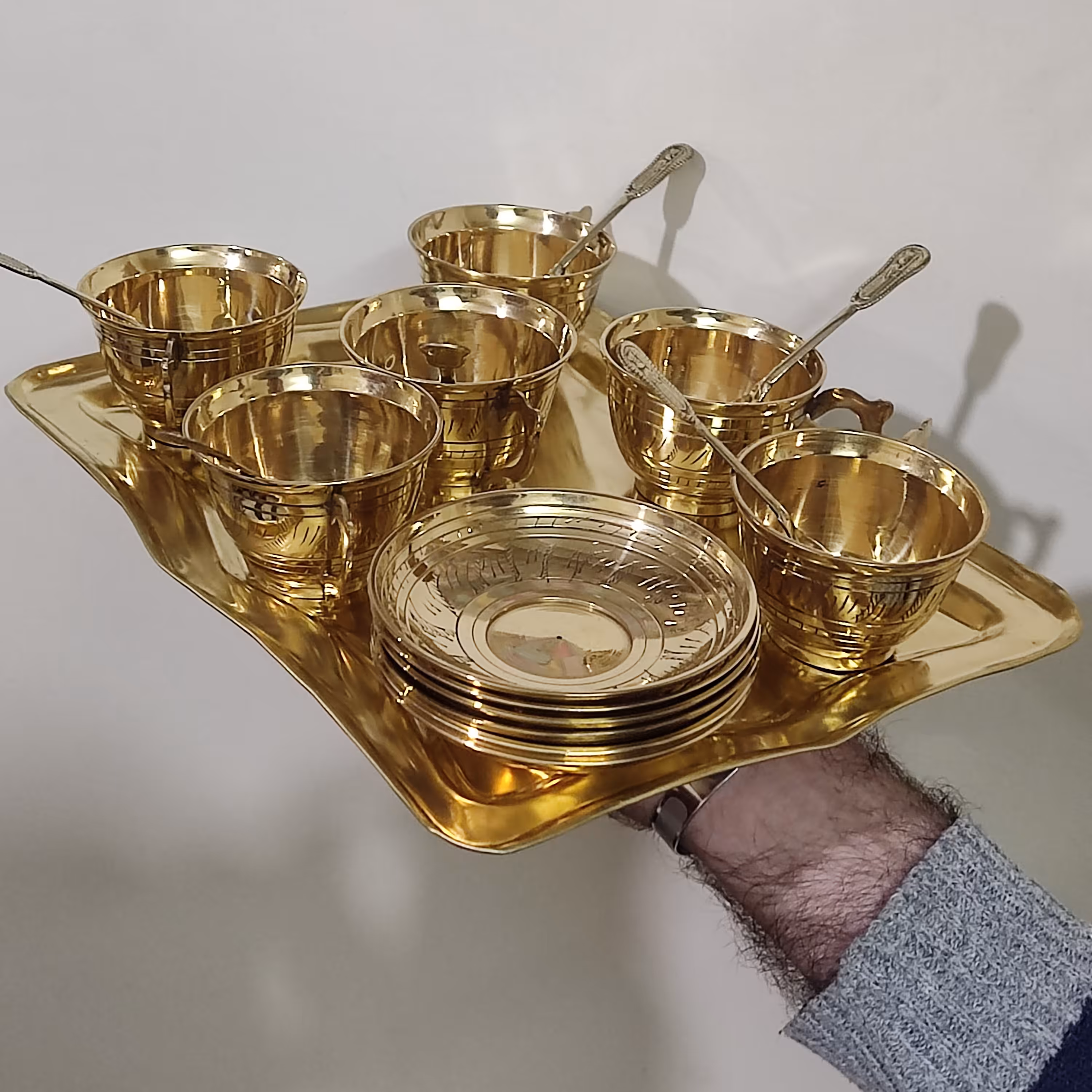 فنجان نعلبکی برنجی اشرافی هندی با کیفیت 19 تیکه فوق شکیل وزیبا بسیار سنگین هاوی 6عدد فنجان6نعلبکی6قاشق و1سینی 