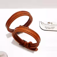 ست دستبند زوج با چرم گاوی دست  دوز دو لایه با حکاکی اسم و متن روی دستبند ها هدیه عالی برای مناسبت ها با جا کلیدی هدیه