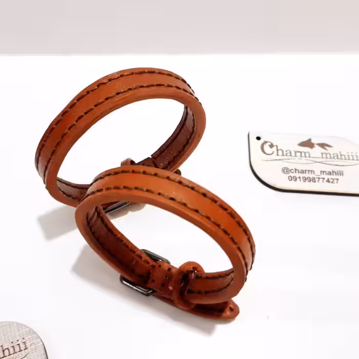 ست دستبند زوج با چرم گاوی دست  دوز دو لایه با حکاکی اسم و متن روی دستبند ها هدیه عالی برای مناسبت ها با جا کلیدی هدیه