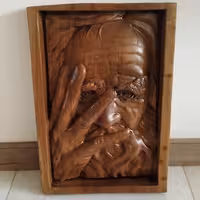 تابلو چوبی منبت طرح پیرمرد  چوب گردو در دورنگ متفاوت که درعکس قابل مشاهده است