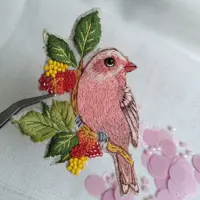 سنجاق سینه گلدوزی پرنده بسیار زیبا و جذاب