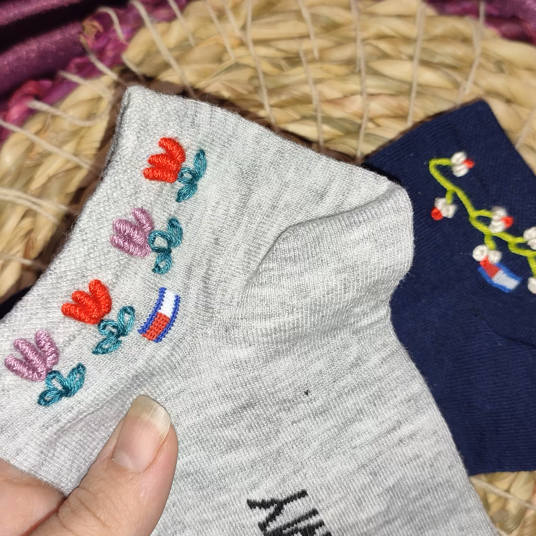 جوراب گلدوزی شده