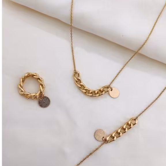 ست کارتیر و زنجیر که رنگ ثابت و ضد حساسیت هستن با پلاک سکه