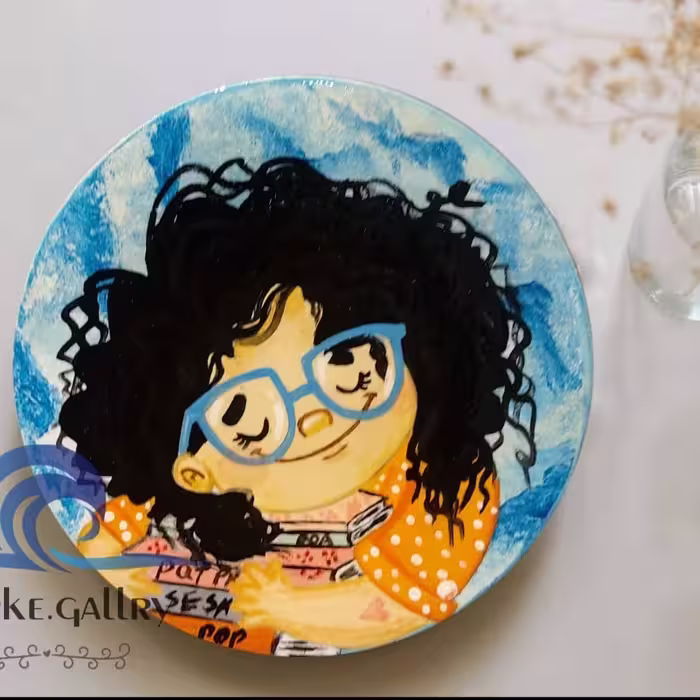 بشقاب دیوارکوب سفالی طرح دانش آموز  کتاب خوان ابعاد کار 15